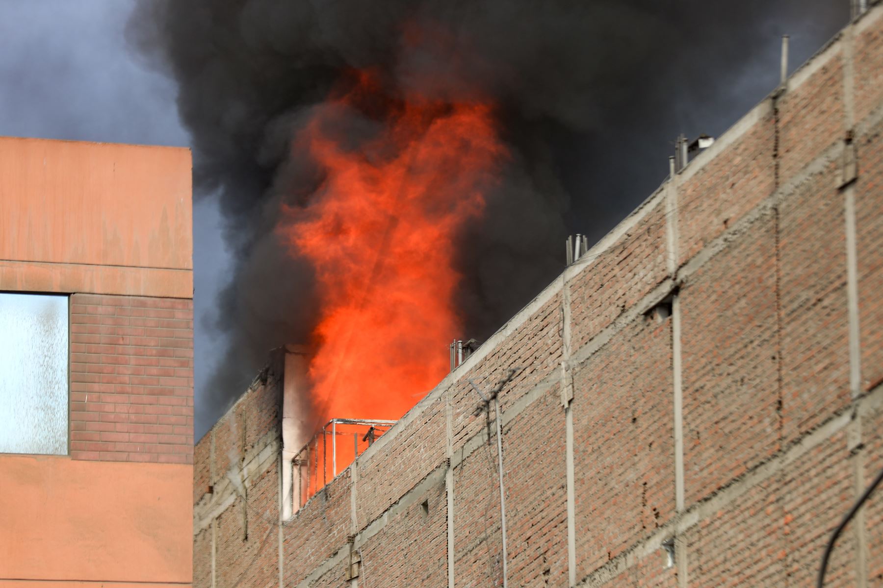 Durante el incendio ocurrido en la cuadra 11 de la avenida Francisco Pizarro en el Rímac, en un almacén de cueros, no se registraron víctimas mortales, según informó Defensa Civil. Especialistas del SAMU atendieron a una persona por inhalación de humo, quien actualmente ya se encuentra estable. Foto: ANDINA/Ricardo Cuba