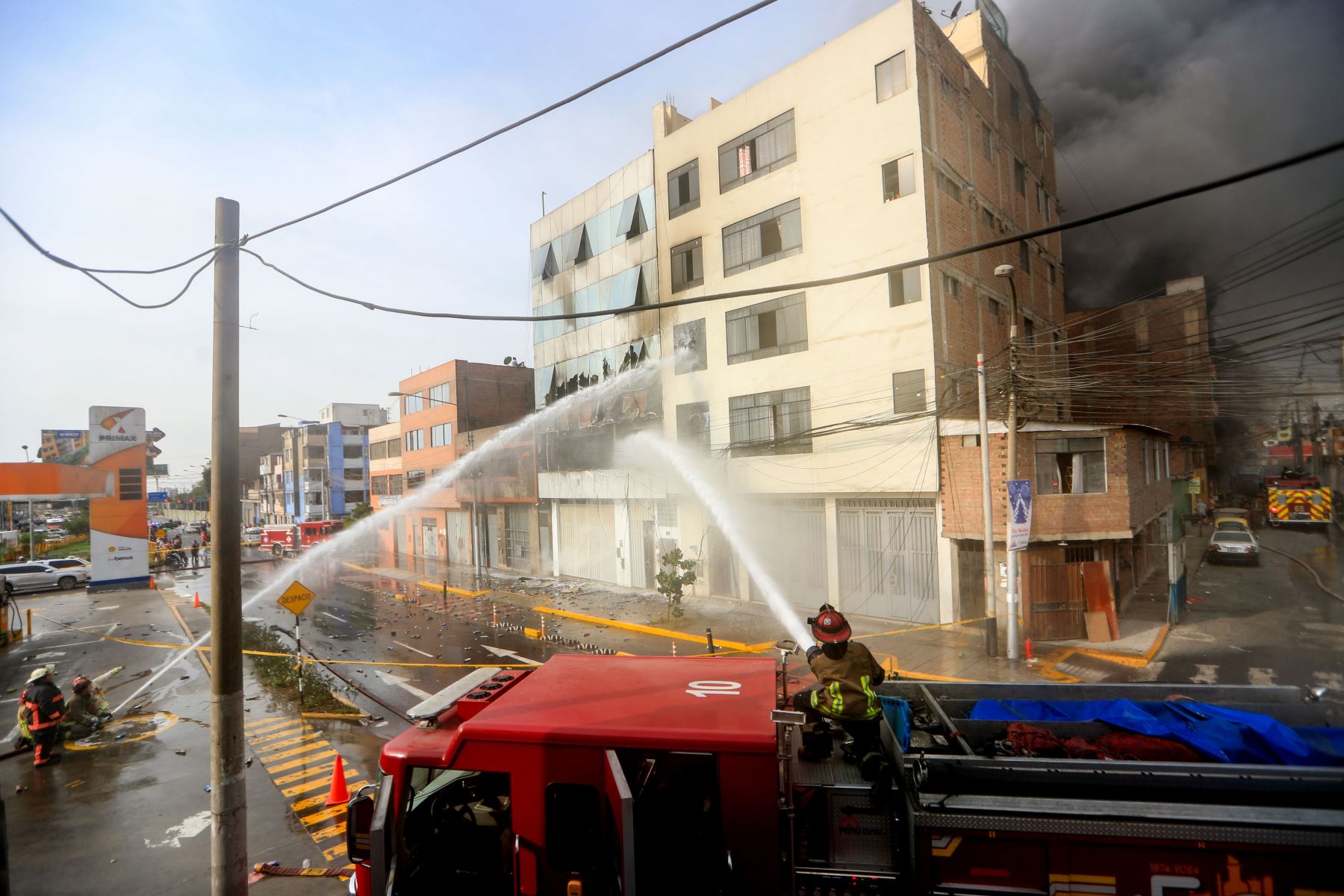 Se registra un incendio de grandes proporciones código 2 en un almacén de cueros de 6 pisos ubicado en la cuadra 11 de la avenida Francisco Pizarro en el Rímac, a pocos metros de un grifo, motivo por el cual 16 unidades de bomberos se encuentran en la zona intentando controlar el siniestro. Foto: ANDINA/Ricardo Cuba