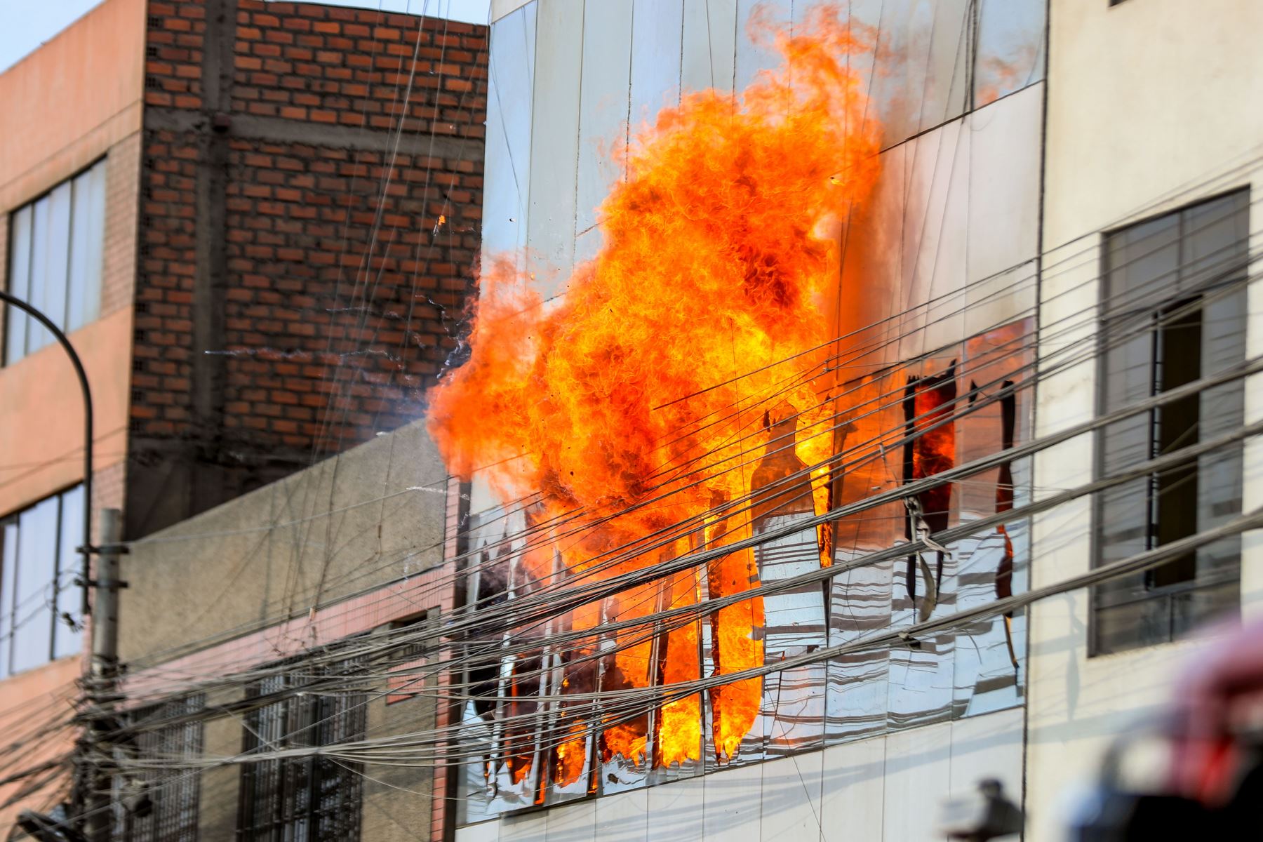 Durante el incendio ocurrido en la cuadra 11 de la avenida Francisco Pizarro en el Rímac, en un almacén de cueros, no se registraron víctimas mortales, según informó Defensa Civil. Especialistas del SAMU atendieron a una persona por inhalación de humo, quien actualmente ya se encuentra estable. Foto: ANDINA/Ricardo Cuba