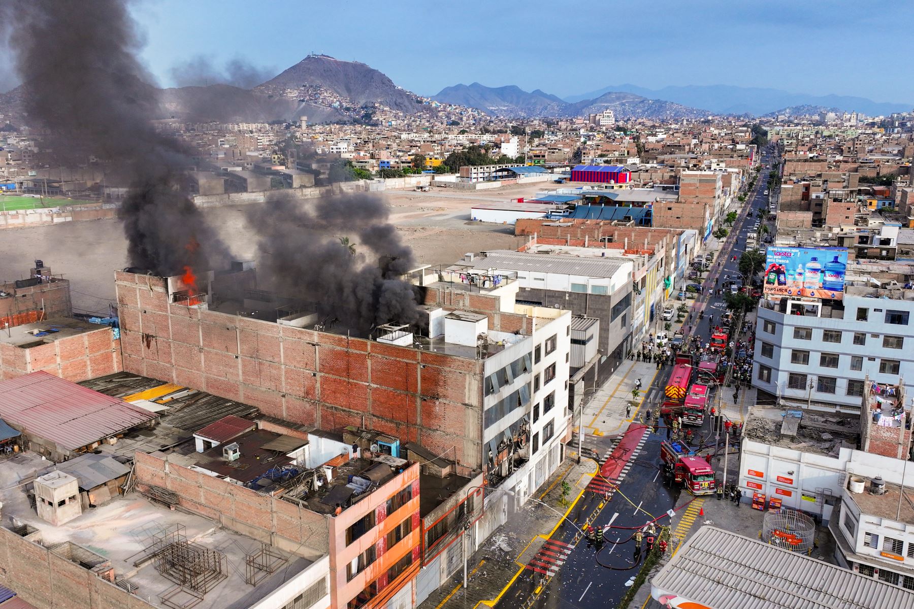 Se registra un incendio de grandes proporciones código 2 en un almacén de cueros de 6 pisos ubicado en la cuadra 11 de la avenida Francisco Pizarro en el Rímac, a pocos metros de un grifo, motivo por el cual 16 unidades de bomberos se encuentran en la zona intentando controlar el siniestro. Foto: ANDINA/Ricardo Cuba
