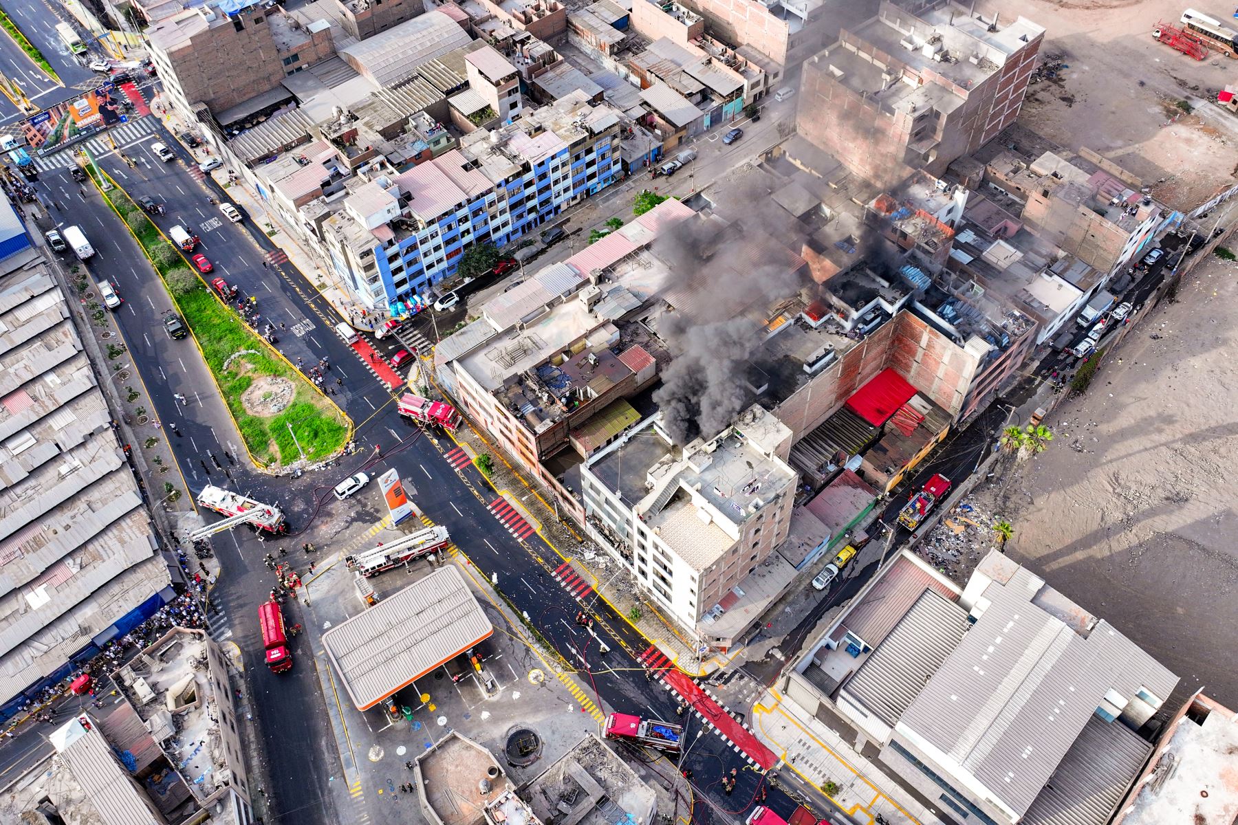 Durante el incendio ocurrido en la cuadra 11 de la avenida Francisco Pizarro en el Rímac, en un almacén de cueros, no se registraron víctimas mortales, según informó Defensa Civil. Especialistas del SAMU atendieron a una persona por inhalación de humo, quien actualmente ya se encuentra estable. Foto: ANDINA/Ricardo Cuba