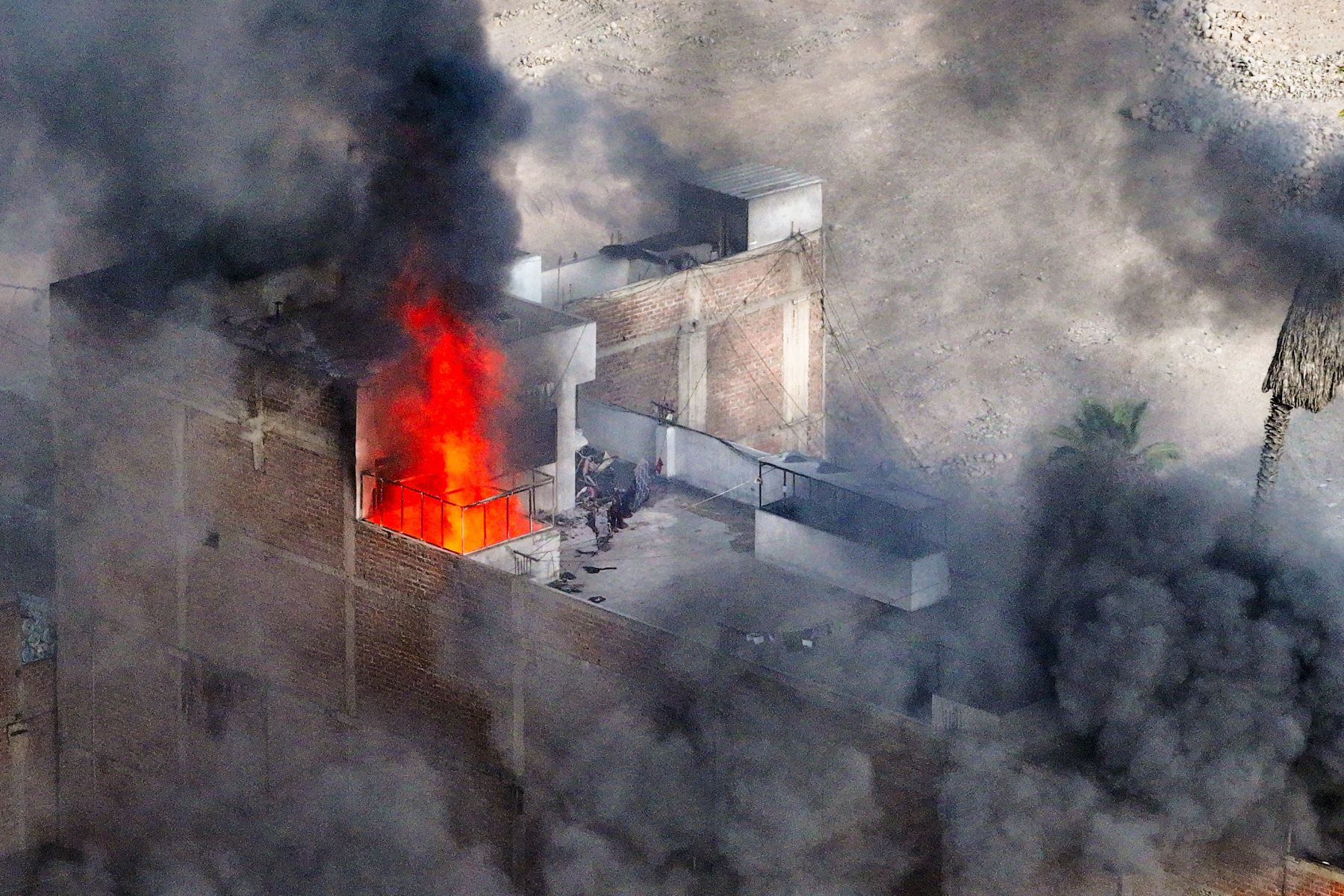 Durante el incendio ocurrido en la cuadra 11 de la avenida Francisco Pizarro en el Rímac, en un almacén de cueros, no se registraron víctimas mortales, según informó Defensa Civil. Especialistas del SAMU atendieron a una persona por inhalación de humo, quien actualmente ya se encuentra estable. Foto: ANDINA/Ricardo Cuba