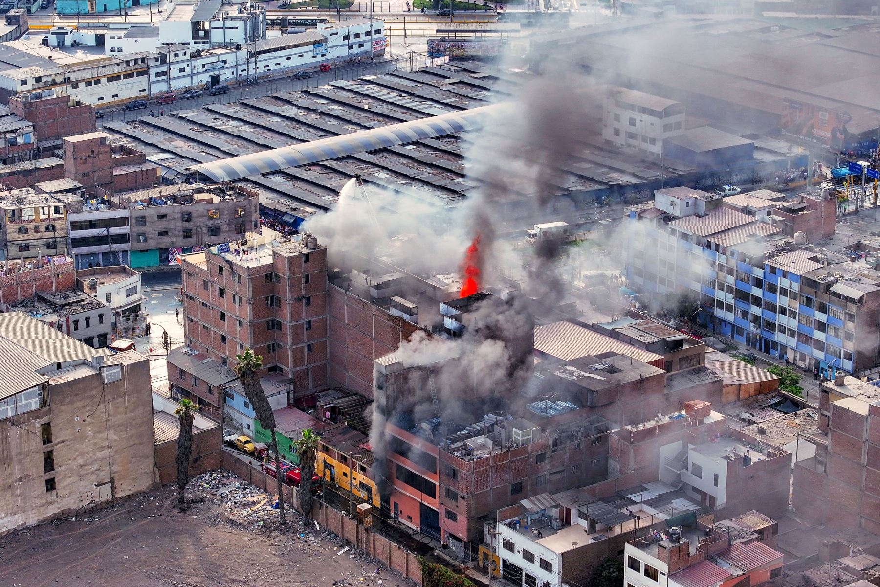 Imagen panorámica de la zona del incendio en el Rímac. El siniestro ya fue controlado. Foto: ANDINA/Ricardo Cuba