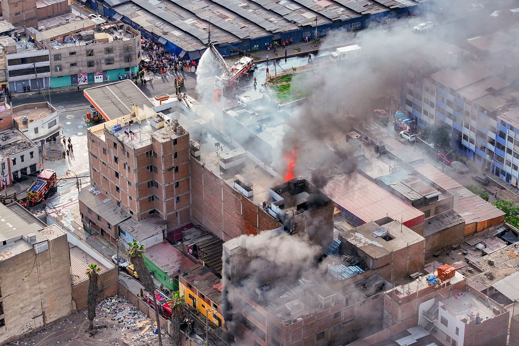 Se registra un incendio de grandes proporciones código 2 en un almacén de cueros de 6 pisos ubicado en la cuadra 11 de la avenida Francisco Pizarro en el Rímac, a pocos metros de un grifo, motivo por el cual 16 unidades de bomberos se encuentran en la zona intentando controlar el siniestro. Foto: ANDINA/Ricardo Cuba