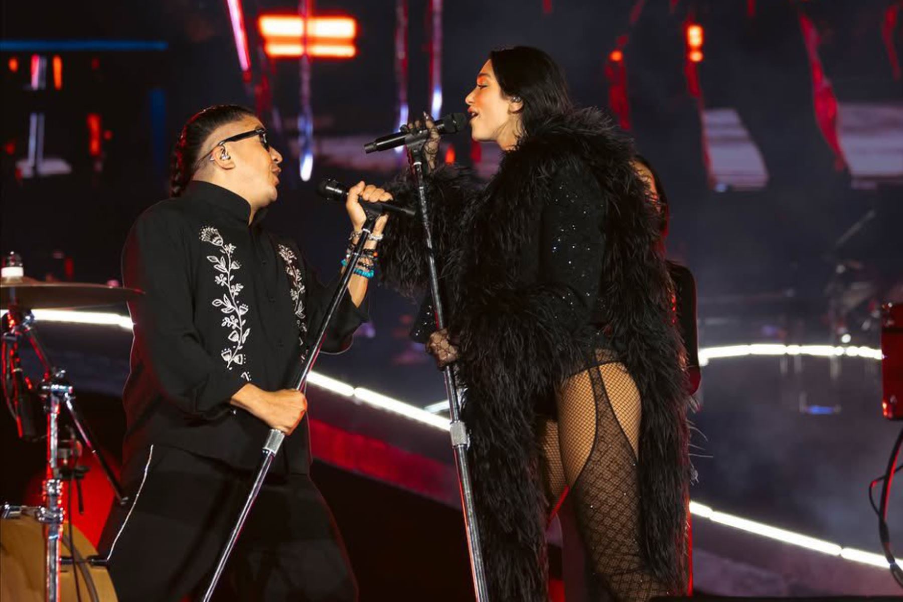 Lo más celebrado de la noche fue la aparición en el escenario de Mauricio Mesones, ellos cantaron juntos la canción "Cariñito" lo que hizo que el público se emocione .  Foto: ANDINA/Difusión