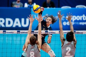 An Alianza Lima voleyh player attack at the South American Women