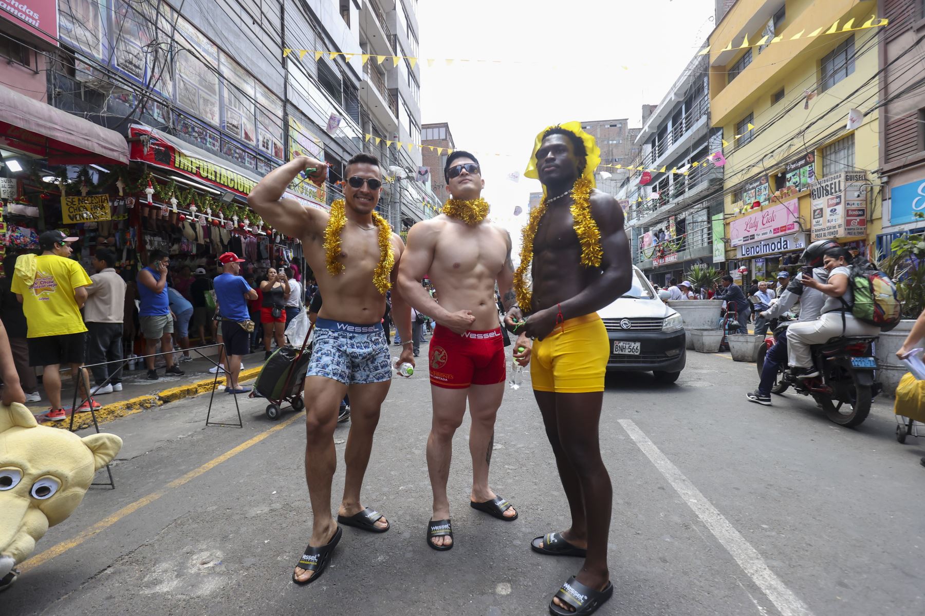 Con la llegada del Año Nuevo, en Gamarra se incrementa la venta de ropa interior amarilla, una de las tradiciones más populares para atraer la buena suerte. Comerciantes ofrecen una amplia variedad de modelos, tallas y precios, lo que ha generado mayor afluencia de compradores en los últimos días del año, especialmente en busca de ofertas y novedades para recibir el 1 de enero. Foto: ANDINA/Juan Carlos Guzmán Negrini