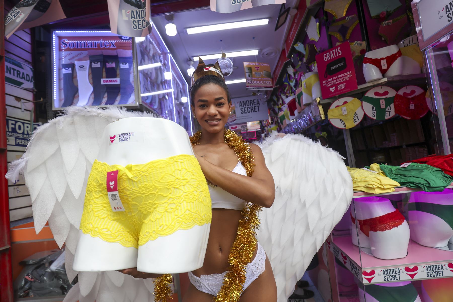 Con la llegada del Año Nuevo, en Gamarra se incrementa la venta de ropa interior amarilla, una de las tradiciones más populares para atraer la buena suerte. Comerciantes ofrecen una amplia variedad de modelos, tallas y precios, lo que ha generado mayor afluencia de compradores en los últimos días del año, especialmente en busca de ofertas y novedades para recibir el 1 de enero. Foto: ANDINA/Juan Carlos Guzmán Negrini