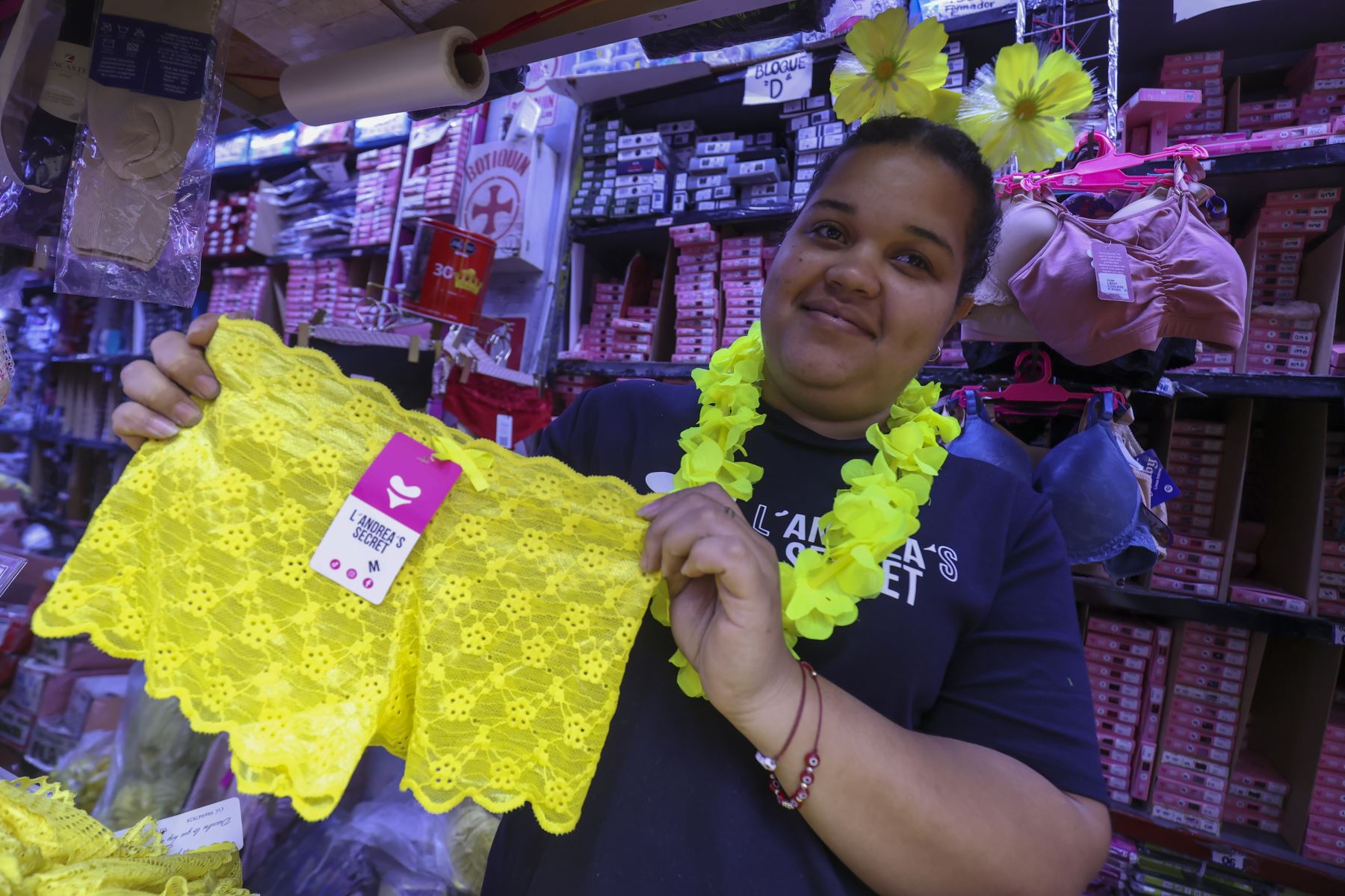 Con la llegada del Año Nuevo, en Gamarra se incrementa la venta de ropa interior amarilla, una de las tradiciones más populares para atraer la buena suerte. Comerciantes ofrecen una amplia variedad de modelos, tallas y precios, lo que ha generado mayor afluencia de compradores en los últimos días del año, especialmente en busca de ofertas y novedades para recibir el 1 de enero. Foto: ANDINA/Juan Carlos Guzmán Negrini