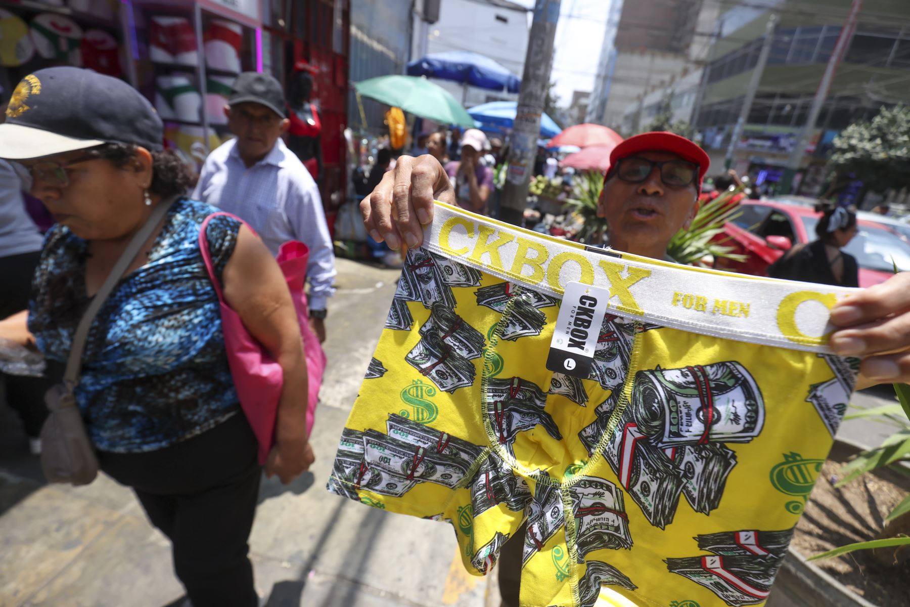 Con la llegada del Año Nuevo, en Gamarra se incrementa la venta de ropa interior amarilla, una de las tradiciones más populares para atraer la buena suerte. Comerciantes ofrecen una amplia variedad de modelos, tallas y precios, lo que ha generado mayor afluencia de compradores en los últimos días del año, especialmente en busca de ofertas y novedades para recibir el 1 de enero. Foto: ANDINA/Juan Carlos Guzmán Negrini