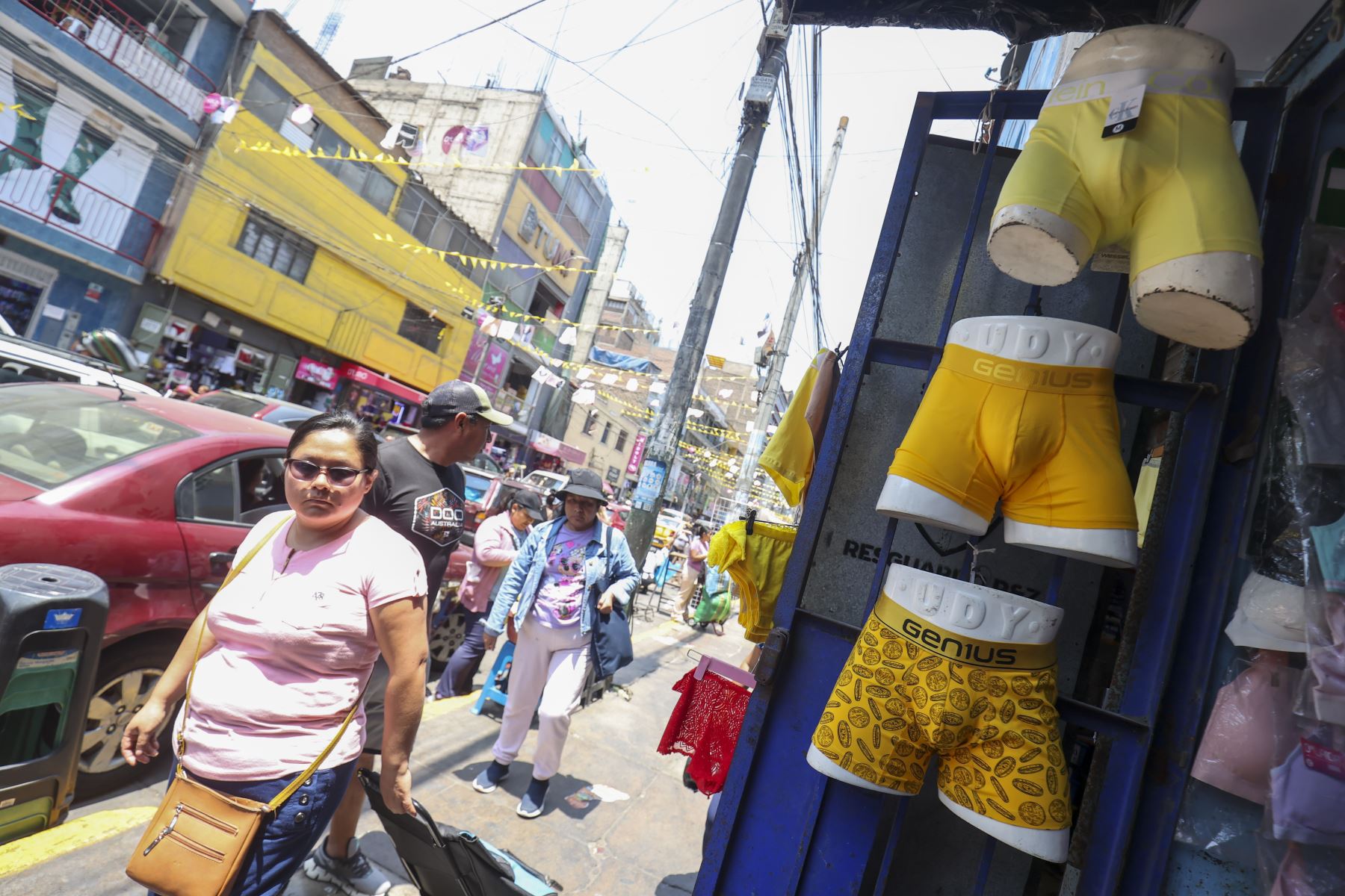 Con la llegada del Año Nuevo, en Gamarra se incrementa la venta de ropa interior amarilla, una de las tradiciones más populares para atraer la buena suerte. Comerciantes ofrecen una amplia variedad de modelos, tallas y precios, lo que ha generado mayor afluencia de compradores en los últimos días del año, especialmente en busca de ofertas y novedades para recibir el 1 de enero. Foto: ANDINA/Juan Carlos Guzmán Negrini