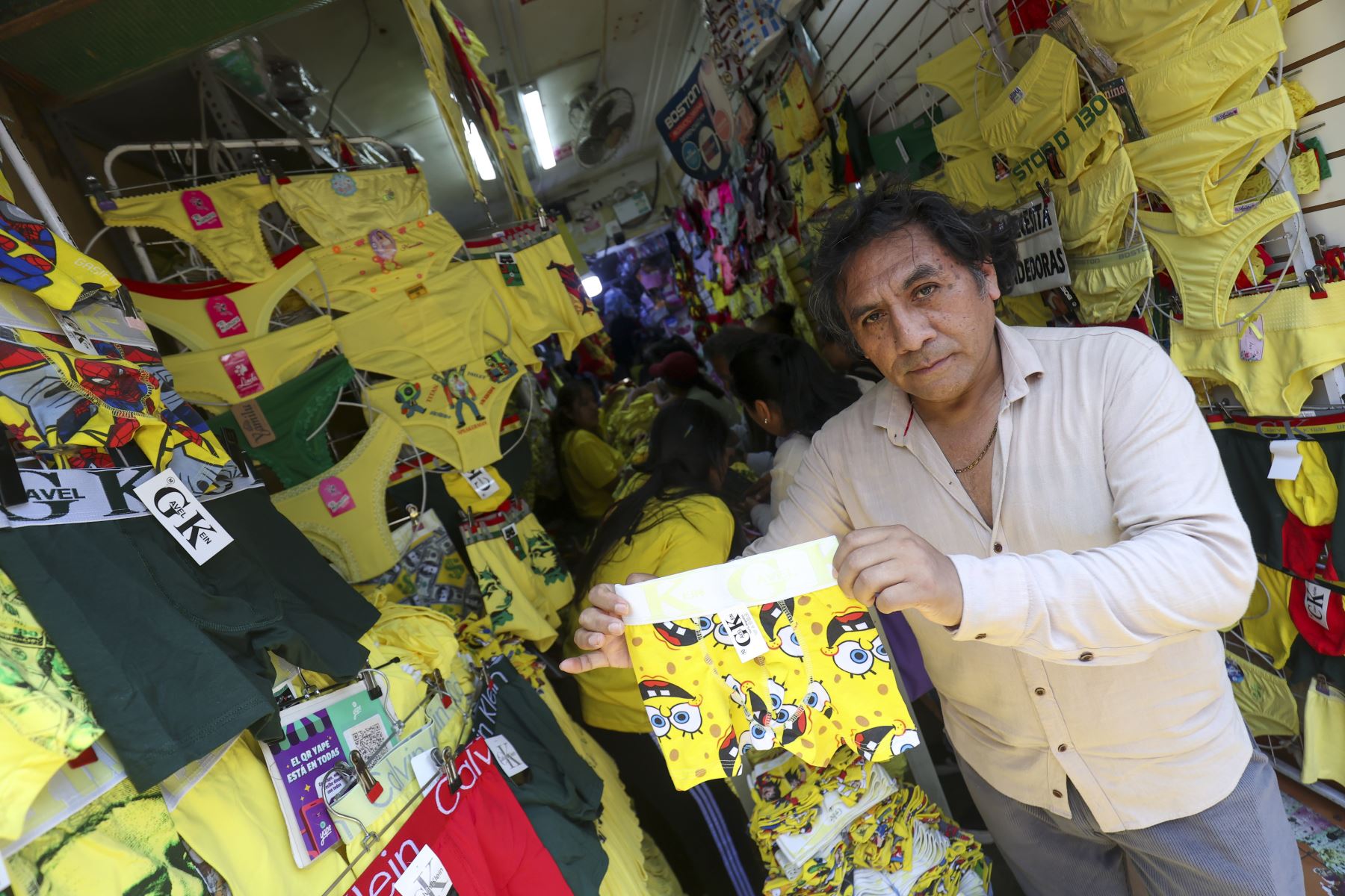 Con la llegada del Año Nuevo, en Gamarra se incrementa la venta de ropa interior amarilla, una de las tradiciones más populares para atraer la buena suerte. Comerciantes ofrecen una amplia variedad de modelos, tallas y precios, lo que ha generado mayor afluencia de compradores en los últimos días del año, especialmente en busca de ofertas y novedades para recibir el 1 de enero. Foto: ANDINA/Juan Carlos Guzmán Negrini