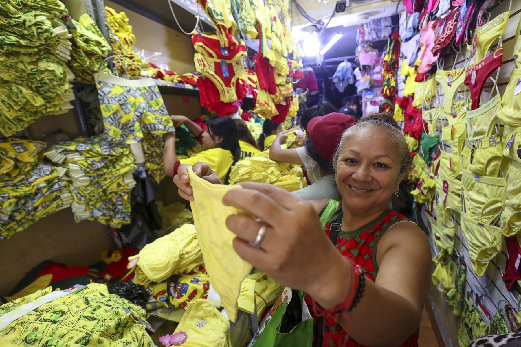 Con la llegada del Año Nuevo, en Gamarra se incrementa la venta de ropa interior amarilla, una de las tradiciones más populares para atraer la buena suerte. Comerciantes ofrecen una amplia variedad de modelos, tallas y precios, lo que ha generado mayor afluencia de compradores en los últimos días del año, especialmente en busca de ofertas y novedades para recibir el 1 de enero. Foto: ANDINA/Juan Carlos Guzmán Negrini