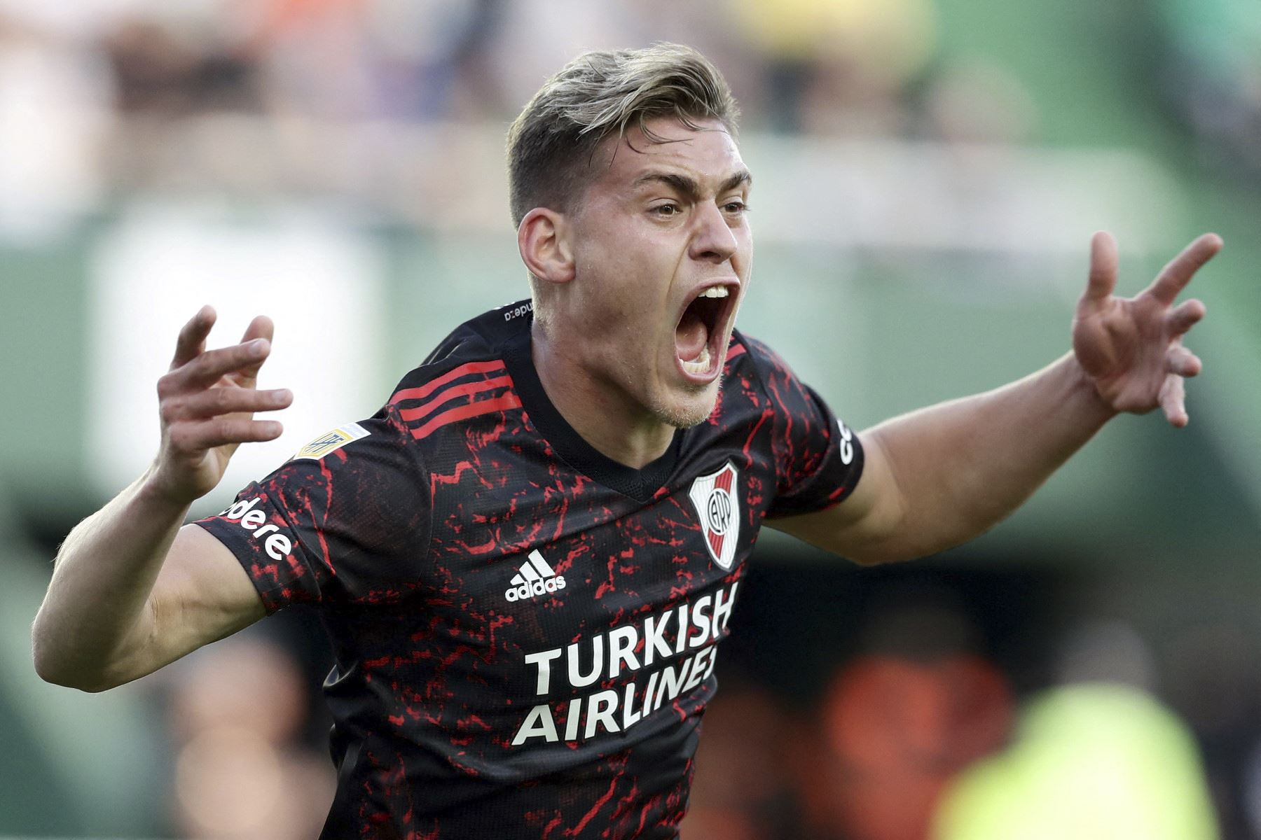 Federico Girotti, celebra después anotar un gol con la camiseta de River Plate durante su partido de la Liga Argentina de Fútbol Profesional en el estadio Florencio Sola en la ciudad de Banfield, cerca de Buenos Aires, el 9 de octubre de 2021. (Foto de ALEJANDRO PAGNI / AFP)