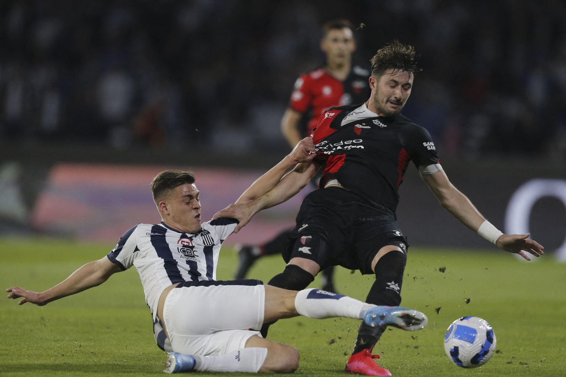 Federico Girotti y el jugador de Colón de Santa Fe, Facundo Garces, de Argentina compiten por el balón durante su torneo de fútbol de la Copa Libertadores de dieciséis partidos de ida entre todos los argentinos, en el estadio Mario Alberto Kempes de Córdoba, Argentina, el 29 de junio de 2022. (Foto de Diego Lima / AFP)