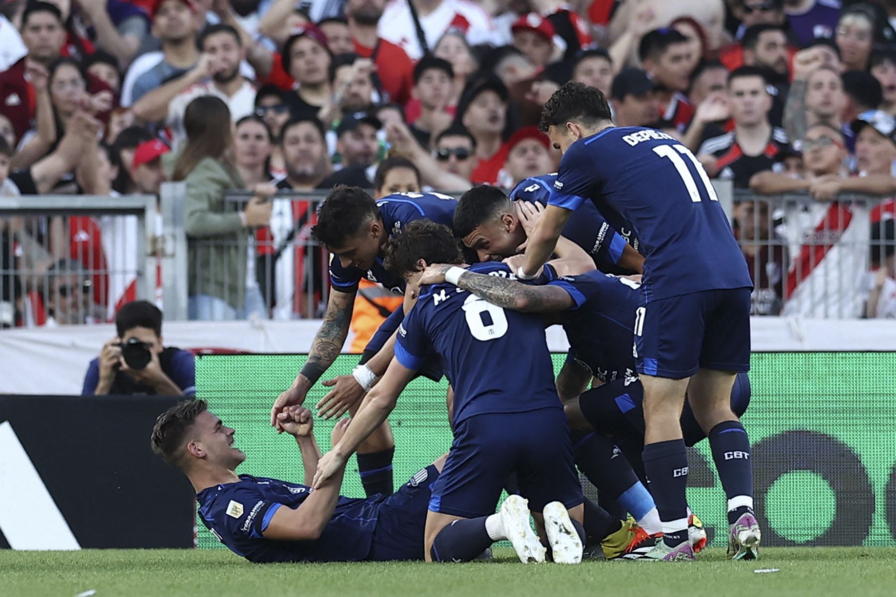 El delantero de Talleres, Federico Girotti (abajo), celebra con sus compañeros de equipo después de anotar durante el partido de la Copa de la Liga Argentina de Fútbol Profesional 2024 entre River Plate y Talleres en el estadio Mas Monumental de Buenos Aires el 29 de septiembre de 2024. (Foto de ALEJANDRO PAGNI / AFP)