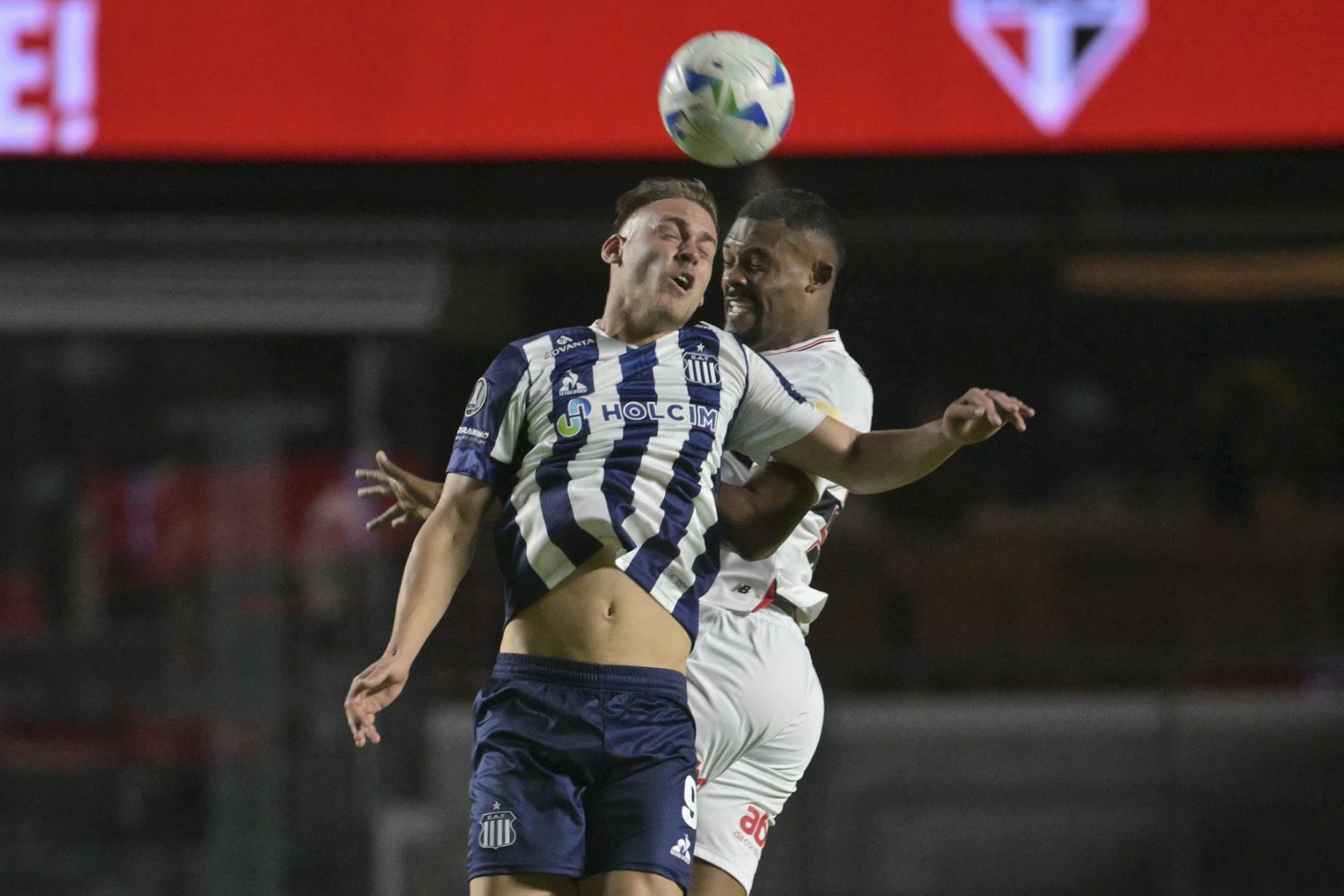 El delantero de Talleres, Federico Girotti, y el defensor de Sao Paulo, Sabino, saltan para encabezar el balón durante el partido de fútbol de la Copa Libertadores en la etapa de grupos entre Sao Paulo de Brasil y Talleres de Argentina en el estadio Morumbi en Sao Paulo, Brasil, el 27 de mayo de 2025. (Foto de NELSON ALMEIDA / AFP)