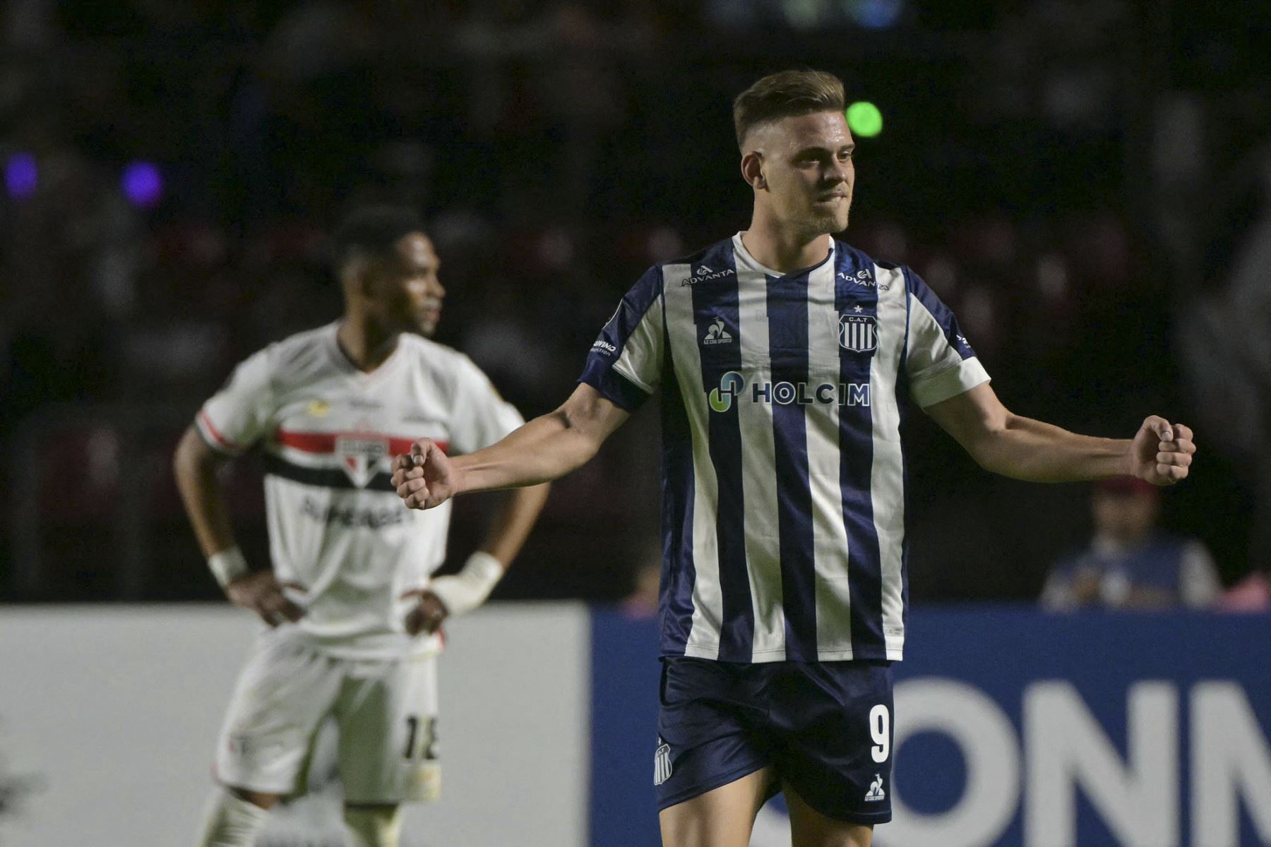 El delantero de Talleres, Federico Girotti, celebra después de anotar durante el partido de fútbol de la fase de grupos de la Copa Libertadores entre el Sao Paulo de Brasil y el Talleres de Argentina en el estadio Morumbi en Sao Paulo, Brasil, el 27 de mayo de 2025. (Foto de NELSON ALMEIDA / AFP)