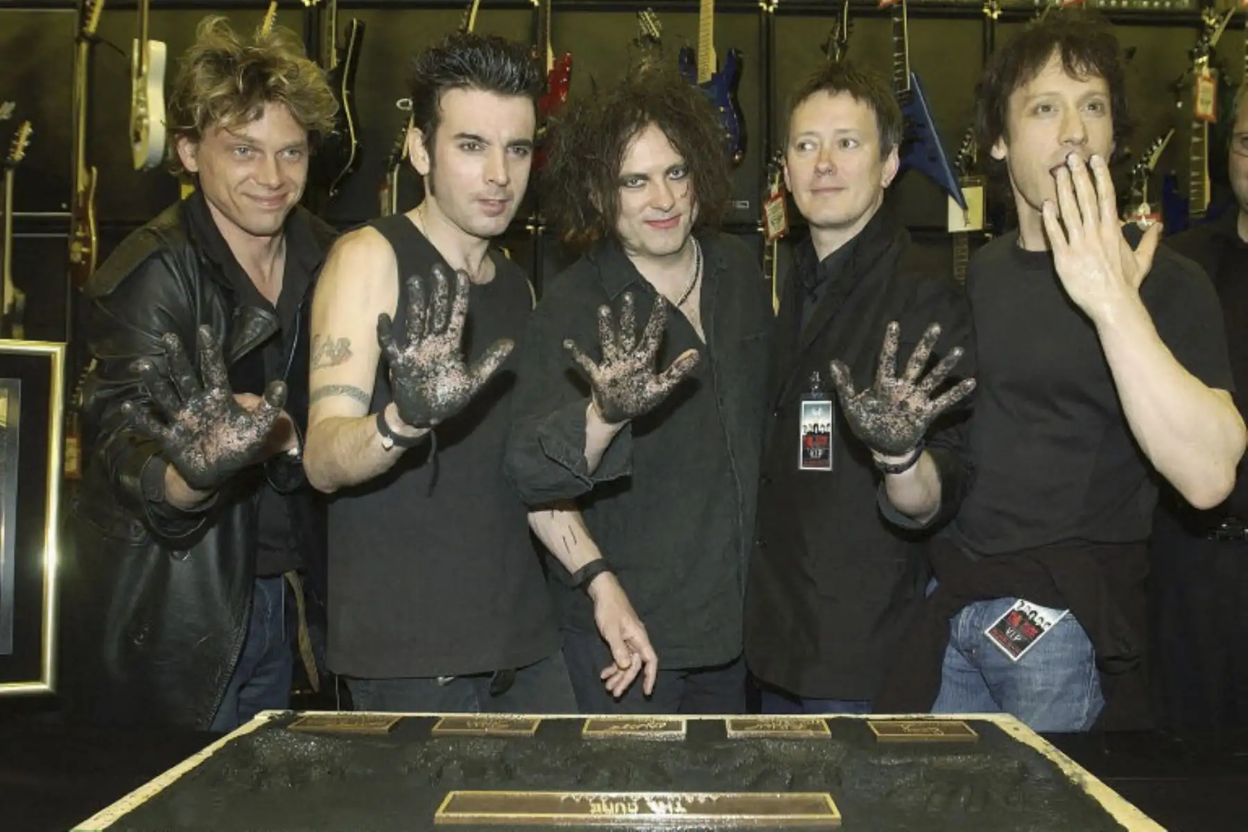Miembros de la banda de rock inglesa The Cure (de izquierda a derecha): Jason Cooper, Simon Gallup, Robert Smith, Roger O