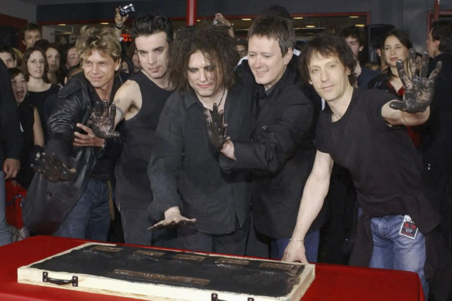 Miembros de la banda de rock inglesa The Cure (de izquierda a derecha): Jason Cooper, Simon Gallup, Robert Smith, Roger O