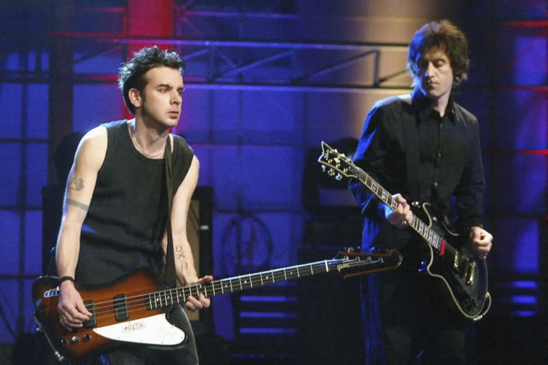 La banda de rock The Cure, con el bajista Simon Gallop y el guitarrista Perry Bamonte, aparecen en "The Tonight Show with Jay Leno" en los NBC Studios el 31 de abril de 2004 en Burbank, California. Foto: AFP