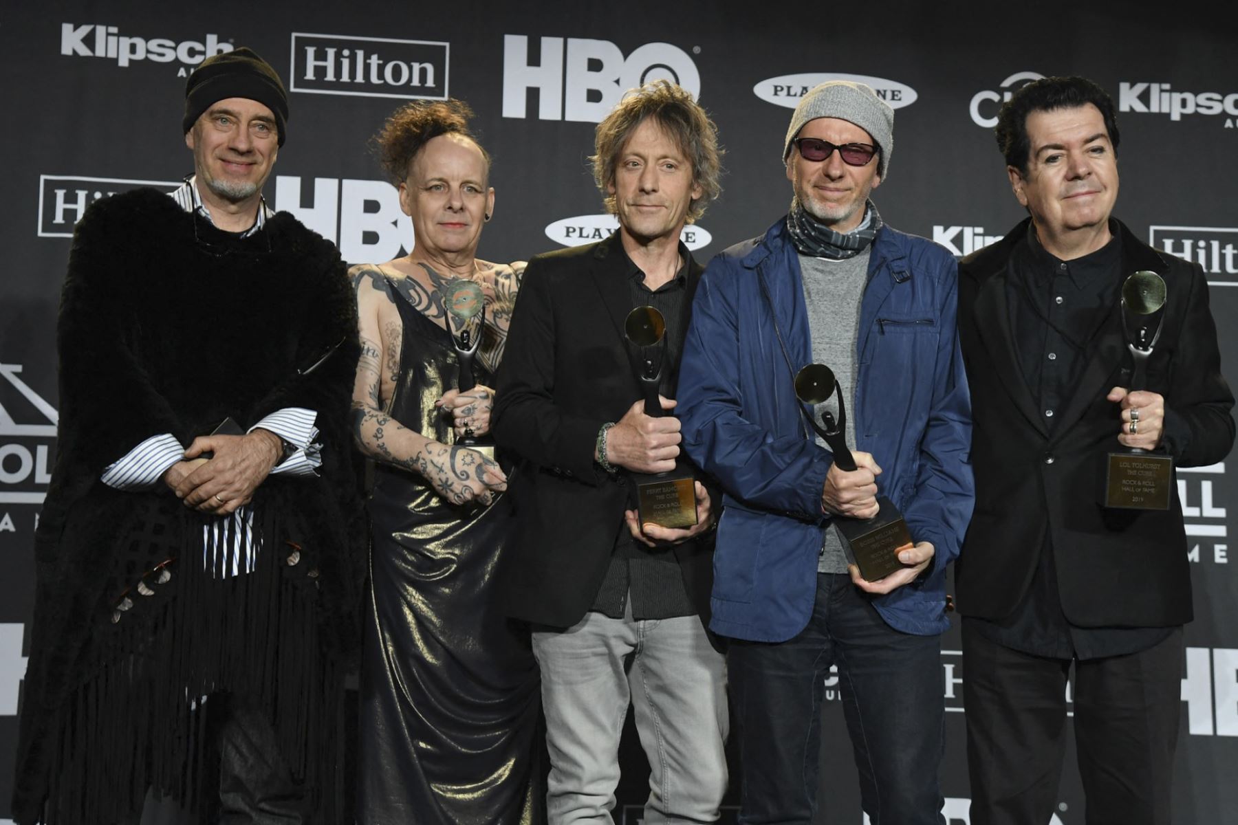 Michael Dempsey, Pearl Thompson, Perry Bamonte, Boris Williams, Lol Tolhurst, integrantes de The Cure, posan en la sala de prensa durante la ceremonia de inducción del Salón de la Fama del Rock & Roll 2019 en el Barclays Center el 29 de marzo de 2019 en la ciudad de Nueva York. Foto: AFP