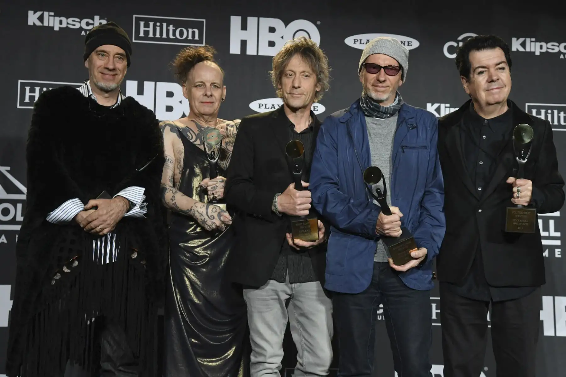 Michael Dempsey, Pearl Thompson, Perry Bamonte, Boris Williams, Lol Tolhurst, integrantes de The Cure, posan en la sala de prensa durante la ceremonia de inducción del Salón de la Fama del Rock & Roll 2019 en el Barclays Center el 29 de marzo de 2019 en la ciudad de Nueva York. Foto: AFP