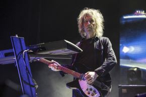 Perry Bamonte, integrante de The Cure, actúa en el North Island Credit Union Amphitheatre el 20 de mayo de 2023, en Chula Vista, California. Foto: AFP