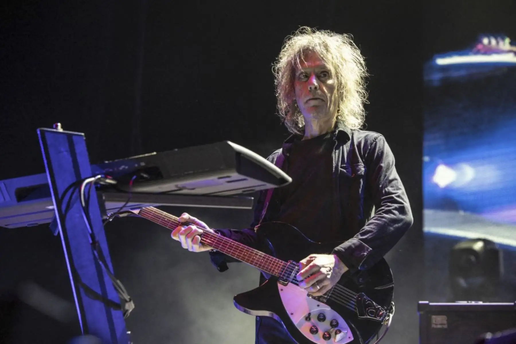 Perry Bamonte, integrante de The Cure, actúa en el North Island Credit Union Amphitheatre el 20 de mayo de 2023 en Chula Vista, California. El guitarrista y teclista de The Cure, Perry Bamonte, ha fallecido a los 65 años, anunció la legendaria banda británica de dark rock este viernes 26 de diciembre. Foto: AFP