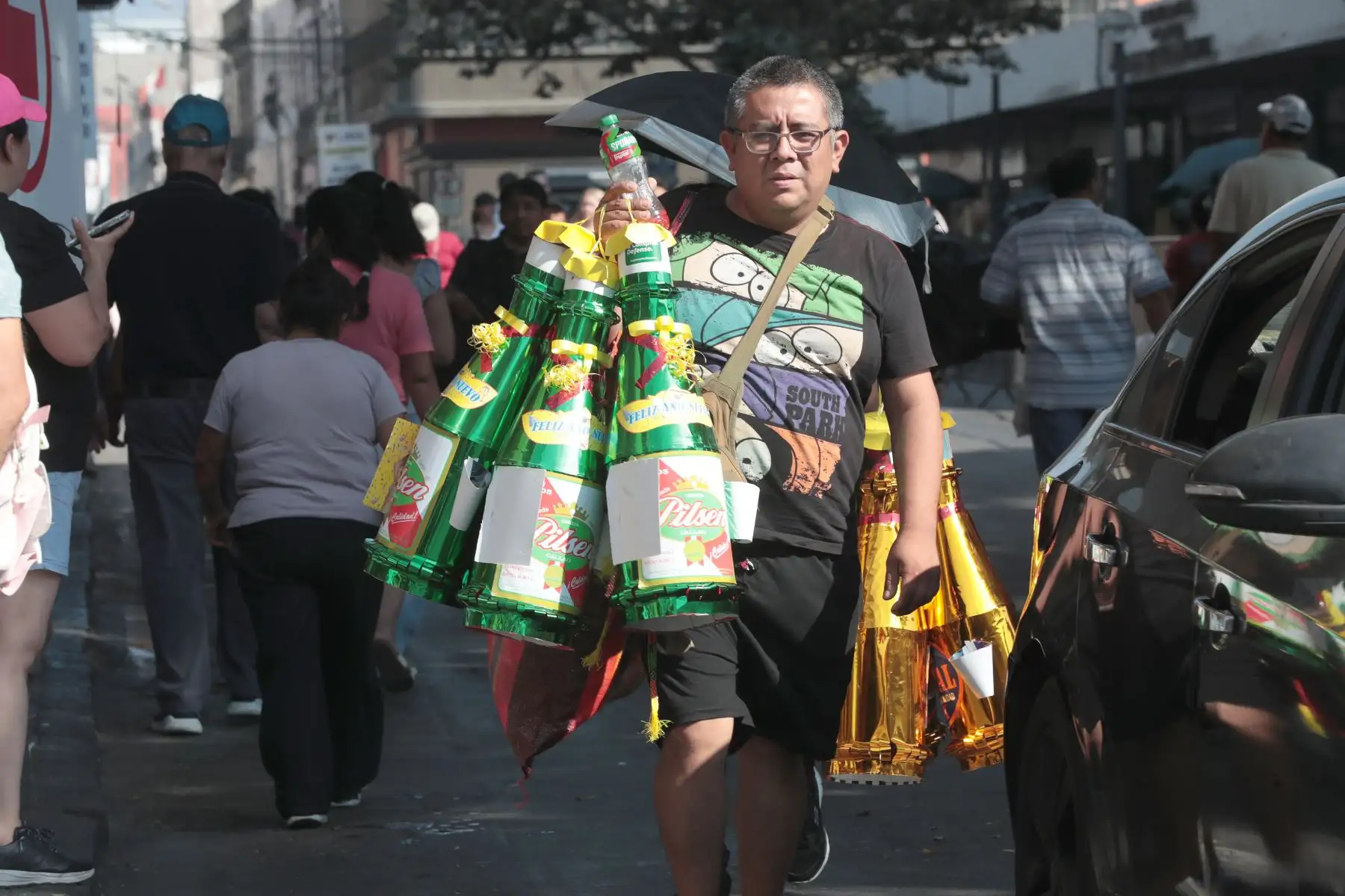 A pocos días de la llegada del 2026, el Mercado Central de Lima se consolida como uno de los puntos más concurridos para la compra de cotillón y piñatas.
Entre los jirones Huallaga y Andahuaylas, comerciantes ofrecen amplia variedad de artículos decorativos y festivos a precios accesibles, ideales para acompañar las tradiciones y celebraciones de fin de año que reúnen a familias y amigos con alegría y esperanza.
Foto: ANDINA/Verónica Calderón Zúñiga