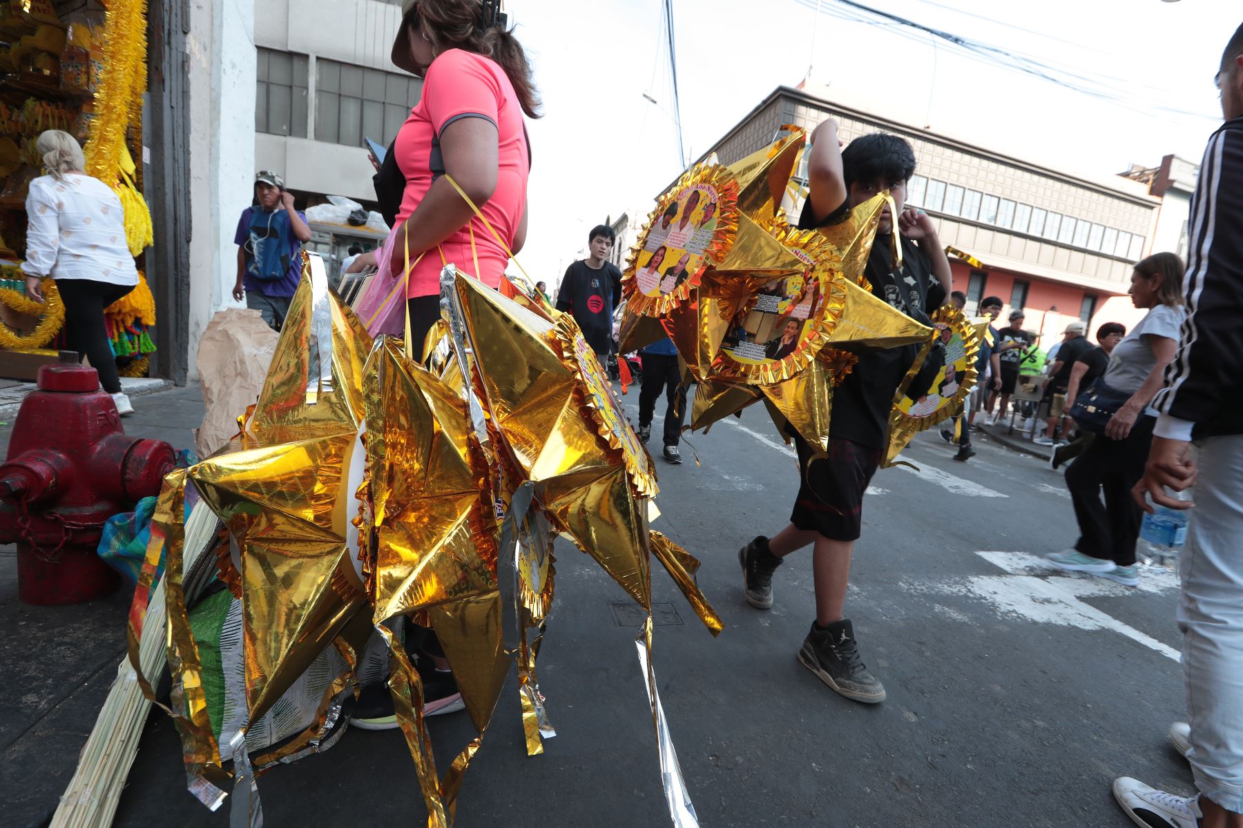A pocos días de la llegada del 2026, el Mercado Central de Lima se consolida como uno de los puntos más concurridos para la compra de cotillón y piñatas.
Entre los jirones Huallaga y Andahuaylas, comerciantes ofrecen amplia variedad de artículos decorativos y festivos a precios accesibles, ideales para acompañar las tradiciones y celebraciones de fin de año que reúnen a familias y amigos con alegría y esperanza.
Foto: ANDINA/Verónica Calderón Zúñiga