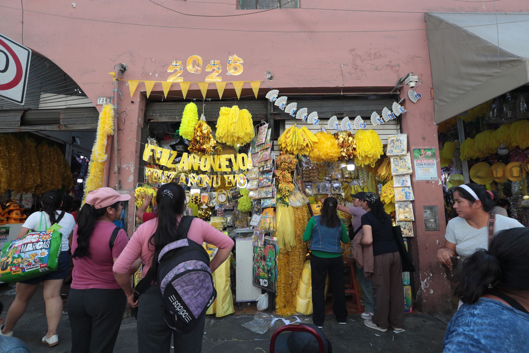 A pocos días de la llegada del 2026, el Mercado Central de Lima se consolida como uno de los puntos más concurridos para la compra de cotillón y piñatas.
Entre los jirones Huallaga y Andahuaylas, comerciantes ofrecen amplia variedad de artículos decorativos y festivos a precios accesibles, ideales para acompañar las tradiciones y celebraciones de fin de año que reúnen a familias y amigos con alegría y esperanza.
Foto: ANDINA/Verónica Calderón Zúñiga