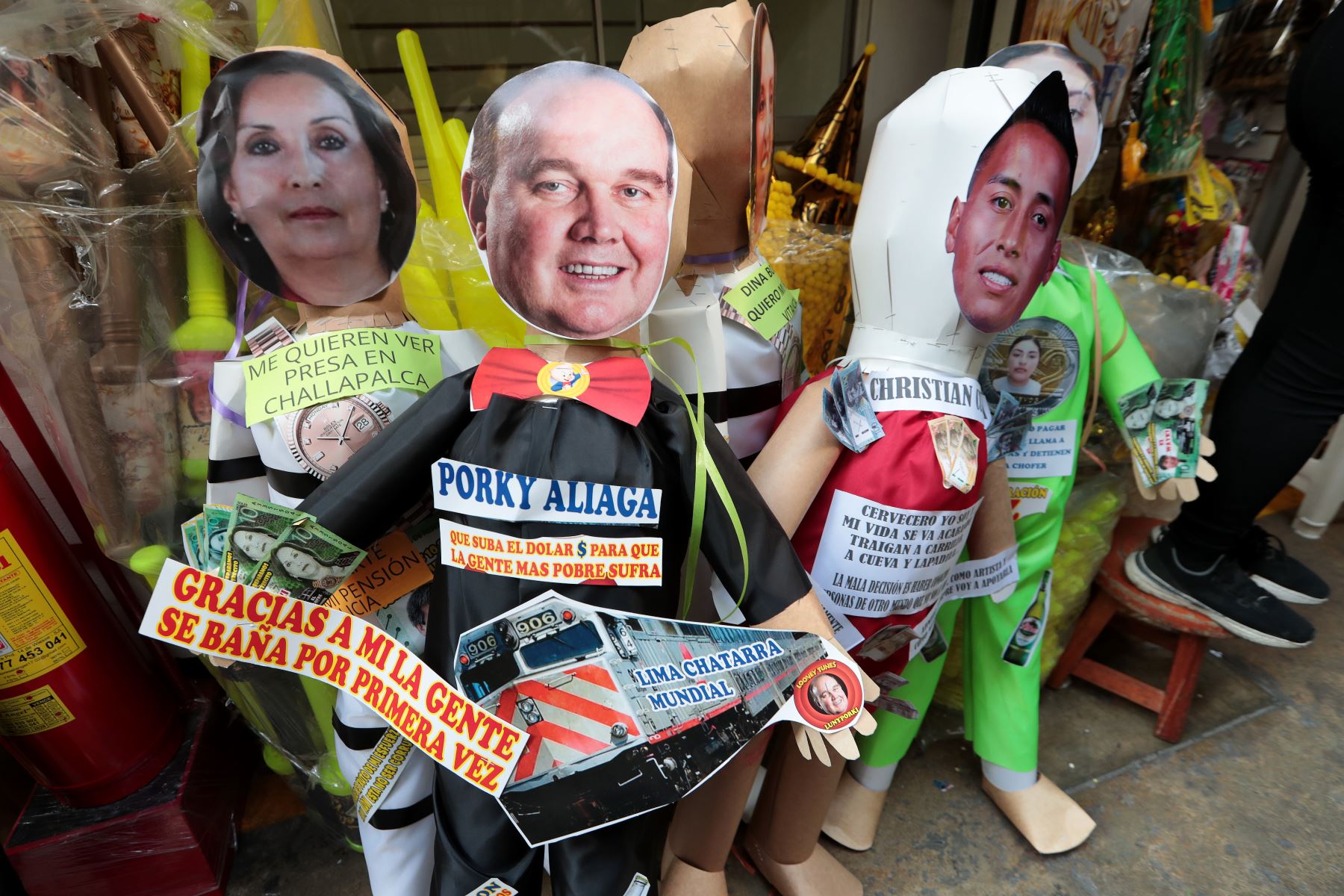 A pocos días de la llegada del 2026, el Mercado Central de Lima se consolida como uno de los puntos más concurridos para la compra de cotillón y piñatas.
Entre los jirones Huallaga y Andahuaylas, comerciantes ofrecen amplia variedad de artículos decorativos y festivos a precios accesibles, ideales para acompañar las tradiciones y celebraciones de fin de año que reúnen a familias y amigos con alegría y esperanza.
Foto: ANDINA/Verónica Calderón Zúñiga