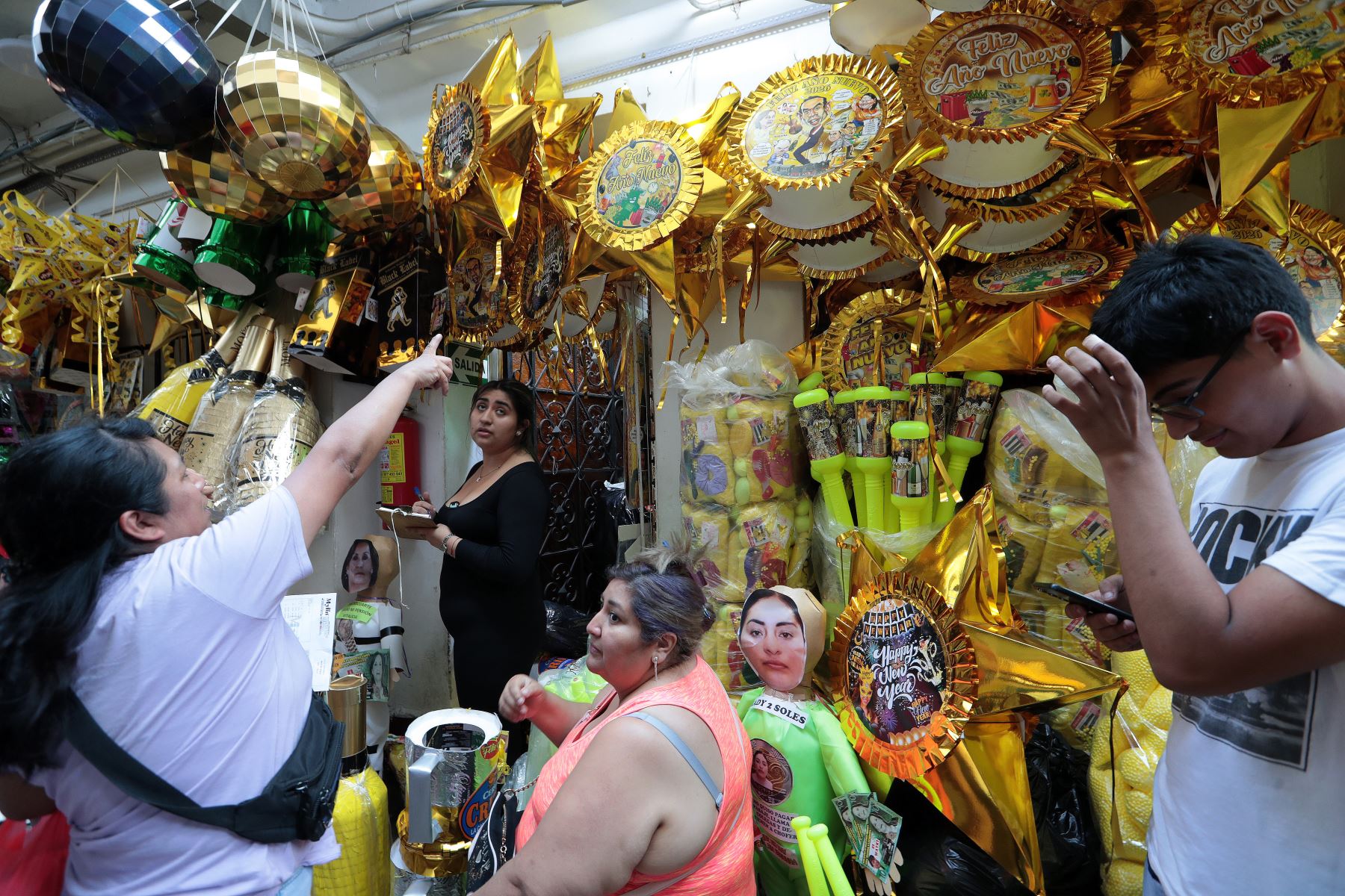A pocos días de la llegada del 2026, el Mercado Central de Lima se consolida como uno de los puntos más concurridos para la compra de cotillón y piñatas.
Entre los jirones Huallaga y Andahuaylas, comerciantes ofrecen amplia variedad de artículos decorativos y festivos a precios accesibles, ideales para acompañar las tradiciones y celebraciones de fin de año que reúnen a familias y amigos con alegría y esperanza.
Foto: ANDINA/Verónica Calderón Zúñiga