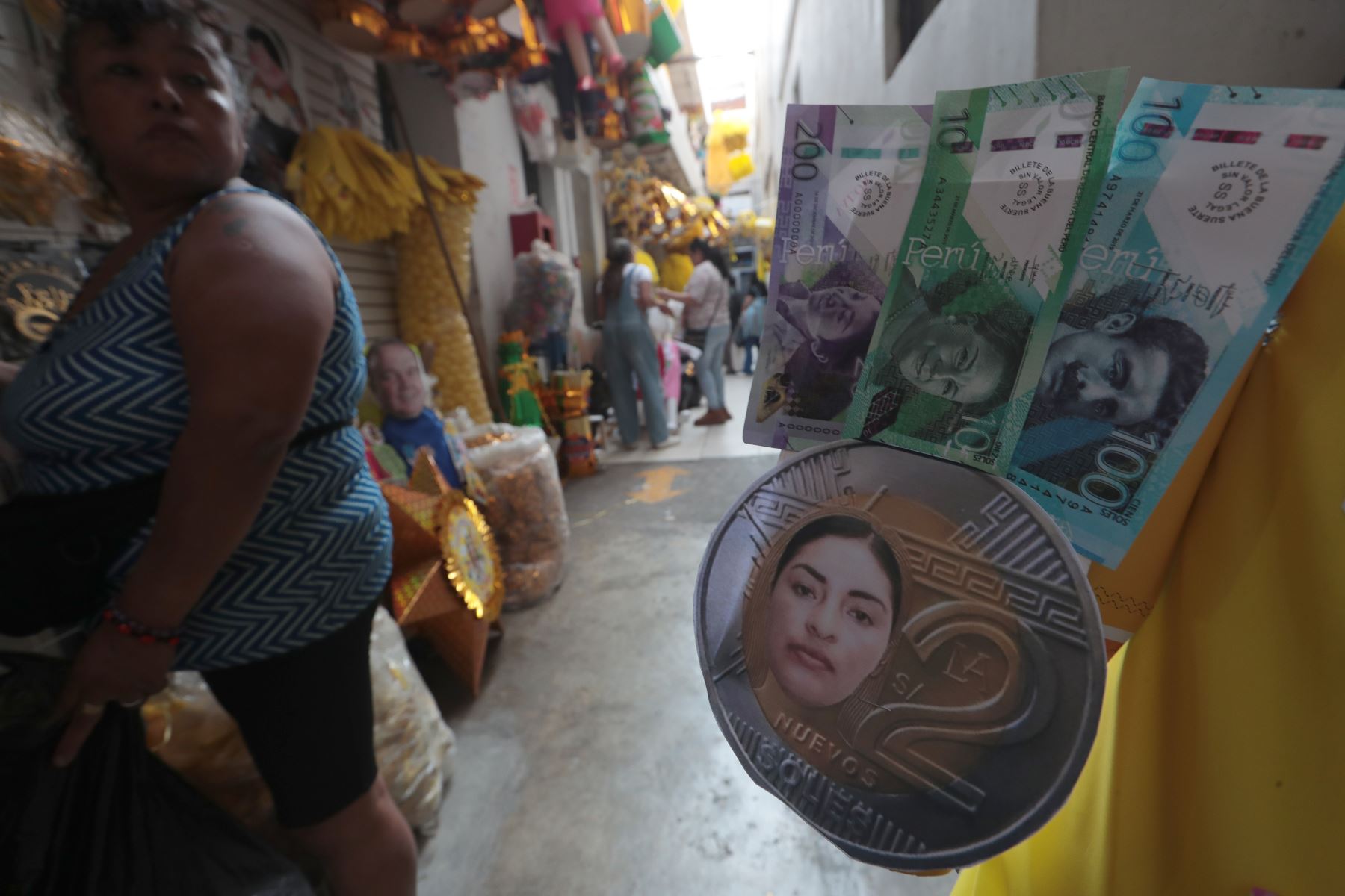 A pocos días de la llegada del 2026, el Mercado Central de Lima se consolida como uno de los puntos más concurridos para la compra de cotillón y piñatas.
Entre los jirones Huallaga y Andahuaylas, comerciantes ofrecen amplia variedad de artículos decorativos y festivos a precios accesibles, ideales para acompañar las tradiciones y celebraciones de fin de año que reúnen a familias y amigos con alegría y esperanza.
Foto: ANDINA/Verónica Calderón Zúñiga