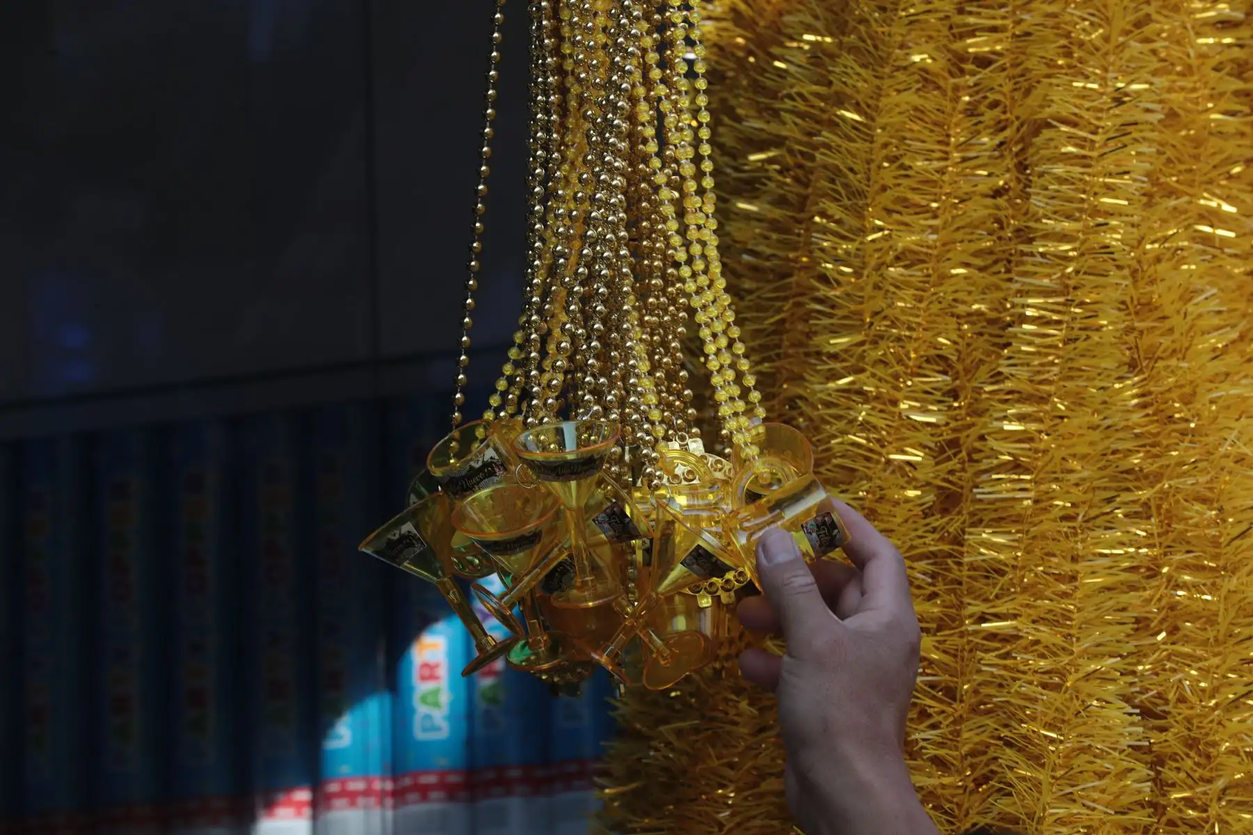A pocos días de la llegada del 2026, el Mercado Central de Lima se consolida como uno de los puntos más concurridos para la compra de cotillón y piñatas.
Entre los jirones Huallaga y Andahuaylas, comerciantes ofrecen amplia variedad de artículos decorativos y festivos a precios accesibles, ideales para acompañar las tradiciones y  celebraciones de fin de año que reúnen a familias y amigos con alegría y esperanza.
Foto: ANDINA/Verónica Calderón Zúñiga