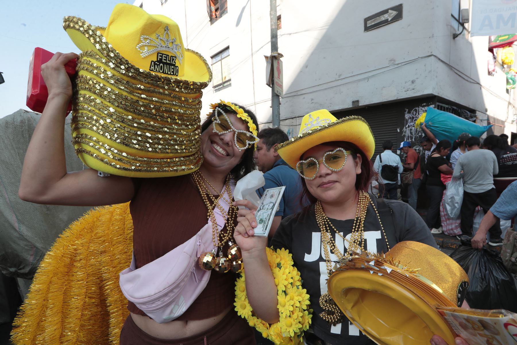 A pocos días de la llegada del 2026, el Mercado Central de Lima se consolida como uno de los puntos más concurridos para la compra de cotillón y piñatas.
Entre los jirones Huallaga y Andahuaylas, comerciantes ofrecen amplia variedad de artículos decorativos y festivos a precios accesibles, ideales para acompañar las tradiciones y celebraciones de fin de año que reúnen a familias y amigos con alegría y esperanza.
Foto: ANDINA/Verónica Calderón Zúñiga