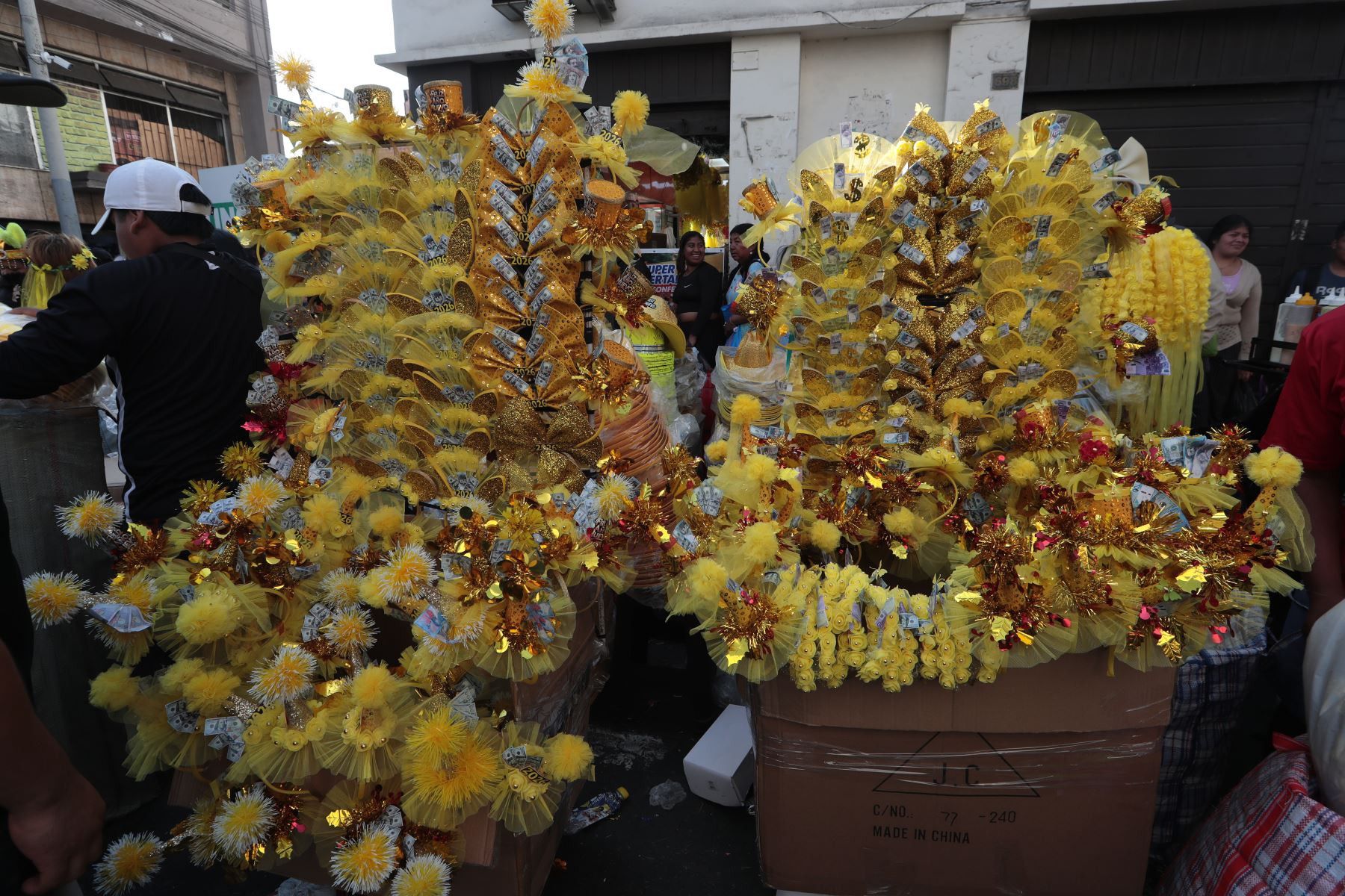 A pocos días de la llegada del 2026, el Mercado Central de Lima se consolida como uno de los puntos más concurridos para la compra de cotillón y piñatas.
Entre los jirones Huallaga y Andahuaylas, comerciantes ofrecen amplia variedad de artículos decorativos y festivos a precios accesibles, ideales para acompañar las tradiciones y celebraciones de fin de año que reúnen a familias y amigos con alegría y esperanza.
Foto: ANDINA/Verónica Calderón Zúñiga