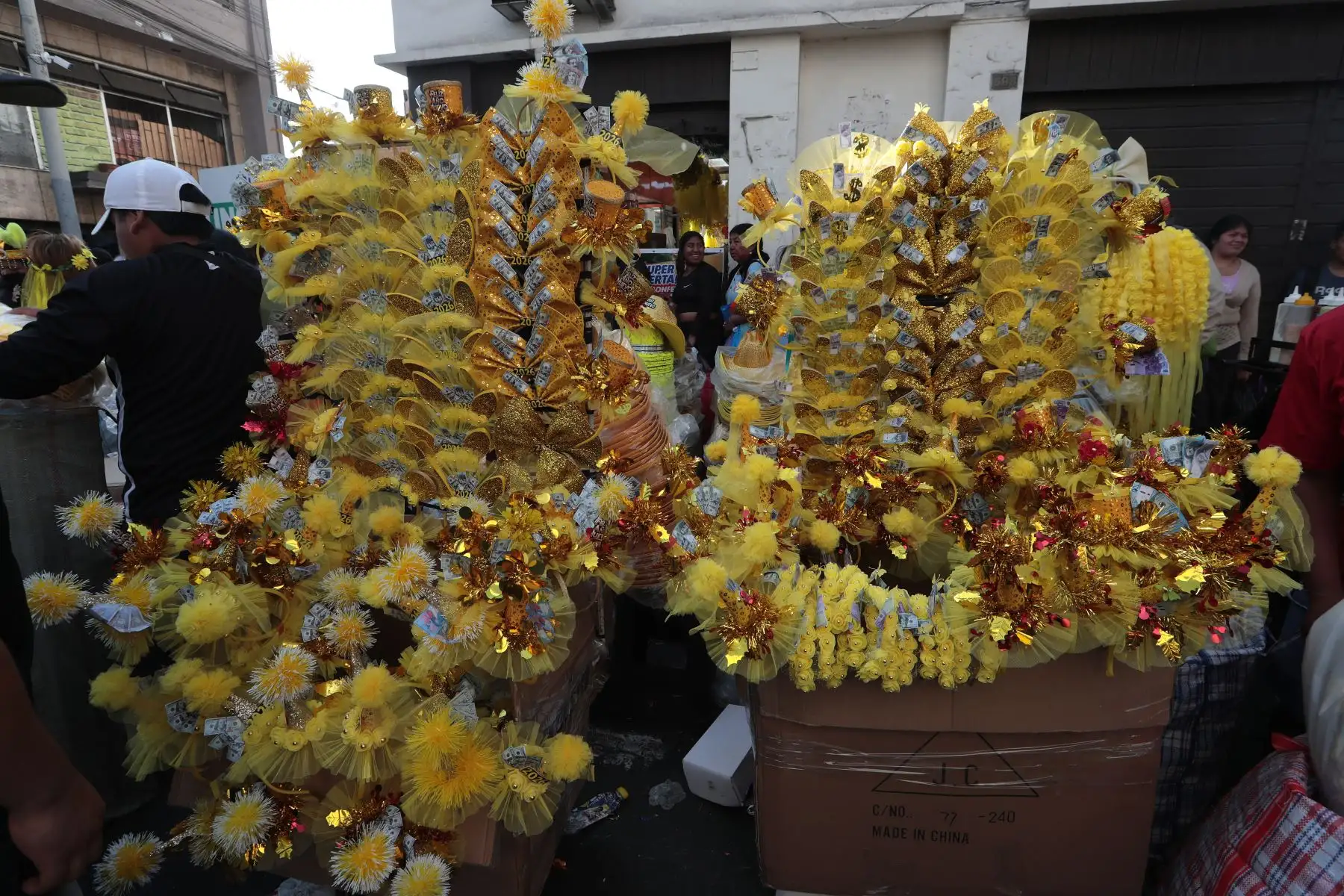 A pocos días de la llegada del 2026, el Mercado Central de Lima se consolida como uno de los puntos más concurridos para la compra de cotillón y piñatas.
Entre los jirones Huallaga y Andahuaylas, comerciantes ofrecen amplia variedad de artículos decorativos y festivos a precios accesibles, ideales para acompañar las tradiciones y celebraciones de fin de año que reúnen a familias y amigos con alegría y esperanza.
Foto: ANDINA/Verónica Calderón Zúñiga