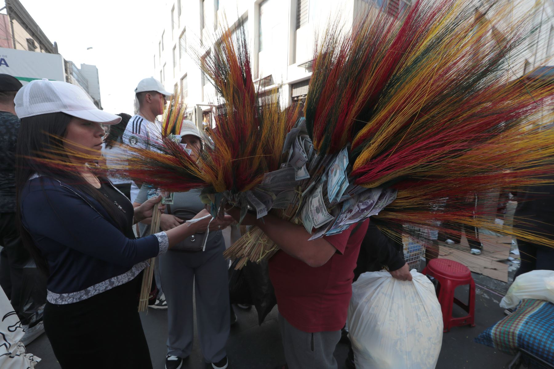 A pocos días de la llegada del 2026, el Mercado Central de Lima se consolida como uno de los puntos más concurridos para la compra de cotillón y piñatas.
Entre los jirones Huallaga y Andahuaylas, comerciantes ofrecen amplia variedad de artículos decorativos y festivos a precios accesibles, ideales para acompañar las tradiciones y celebraciones de fin de año que reúnen a familias y amigos con alegría y esperanza.
Foto: ANDINA/Verónica Calderón Zúñiga