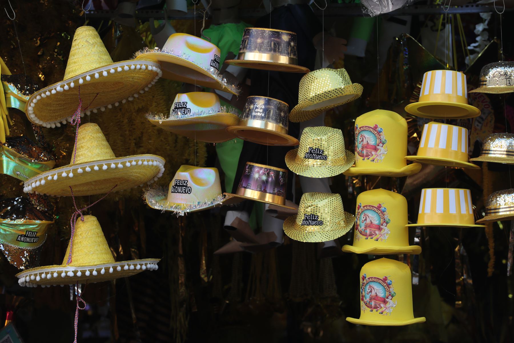 A pocos días de la llegada del 2026, el Mercado Central de Lima se consolida como uno de los puntos más concurridos para la compra de cotillón y piñatas.
Entre los jirones Huallaga y Andahuaylas, comerciantes ofrecen amplia variedad de artículos decorativos y festivos a precios accesibles, ideales para acompañar las tradiciones y celebraciones de fin de año que reúnen a familias y amigos con alegría y esperanza.
Foto: ANDINA/Verónica Calderón Zúñiga