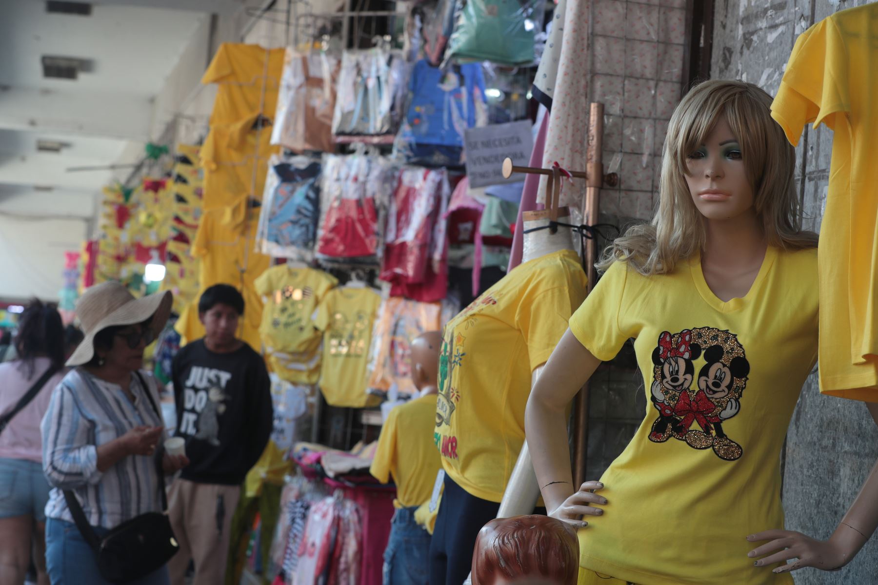 A pocos días de la llegada del 2026, el Mercado Central de Lima se consolida como uno de los puntos más concurridos para la compra de cotillón y piñatas.
Entre los jirones Huallaga y Andahuaylas, comerciantes ofrecen amplia variedad de artículos decorativos y festivos a precios accesibles, ideales para acompañar las tradiciones y celebraciones de fin de año que reúnen a familias y amigos con alegría y esperanza.
Foto: ANDINA/Verónica Calderón Zúñiga