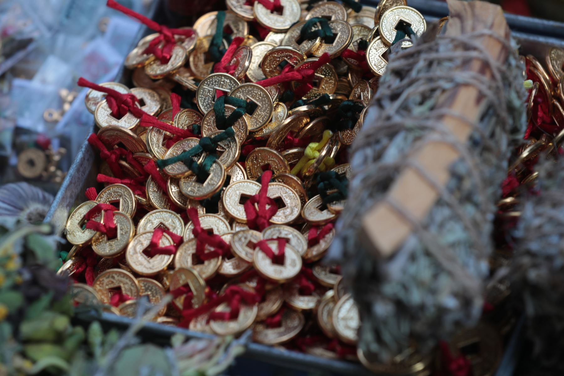 A pocos días de la llegada del 2026, el Mercado Central de Lima se consolida como uno de los puntos más concurridos para la compra de cotillón y piñatas.
Entre los jirones Huallaga y Andahuaylas, comerciantes ofrecen amplia variedad de artículos decorativos y festivos a precios accesibles, ideales para acompañar las tradiciones y celebraciones de fin de año que reúnen a familias y amigos con alegría y esperanza.
Foto: ANDINA/Verónica Calderón Zúñiga