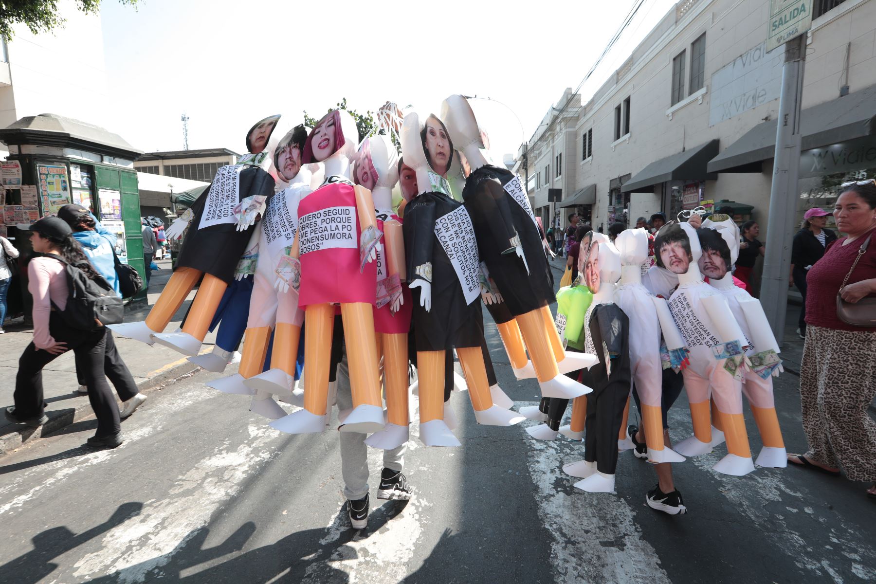 A pocos días de la llegada del 2026, el Mercado Central de Lima se consolida como uno de los puntos más concurridos para la compra de cotillón y piñatas.
Entre los jirones Huallaga y Andahuaylas, comerciantes ofrecen amplia variedad de artículos decorativos y festivos a precios accesibles, ideales para acompañar las tradiciones y celebraciones de fin de año que reúnen a familias y amigos con alegría y esperanza.
Foto: ANDINA/Verónica Calderón Zúñiga