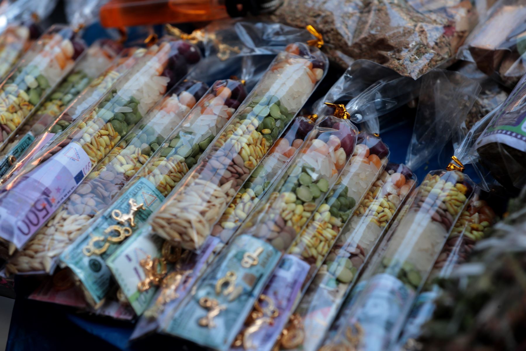 A pocos días de la llegada del 2026, el Mercado Central de Lima se consolida como uno de los puntos más concurridos para la compra de cotillón y piñatas.
Entre los jirones Huallaga y Andahuaylas, comerciantes ofrecen amplia variedad de artículos decorativos y festivos a precios accesibles, ideales para acompañar las tradiciones y celebraciones de fin de año que reúnen a familias y amigos con alegría y esperanza.
Foto: ANDINA/Verónica Calderón Zúñiga