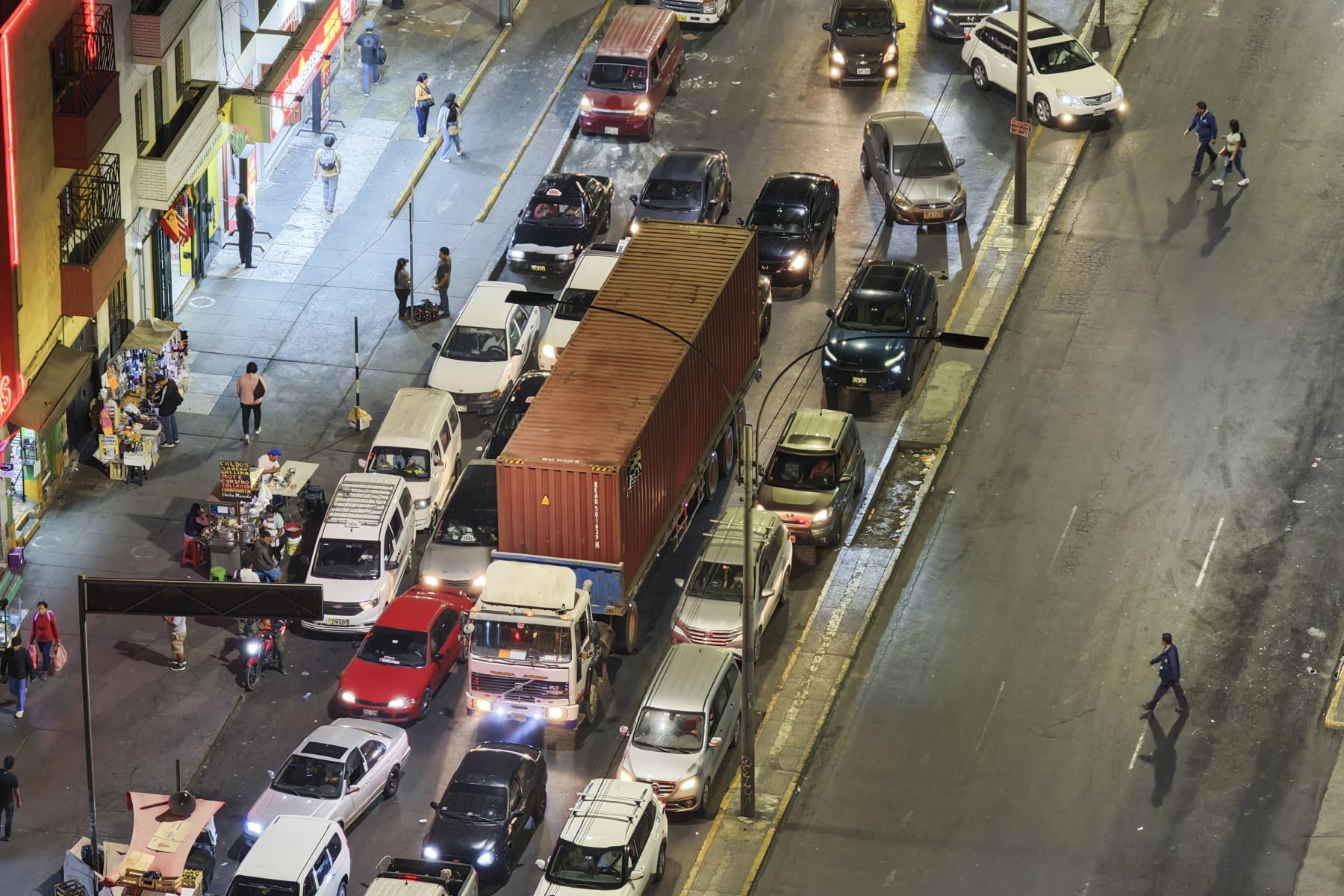 La Municipalidad Metropolitana de Lima evalúa un marco legal para que camiones y vehículos de carga pesada circulen únicamente en horario nocturno con el objetivo de mejorar el tránsito en la capital. El alcalde de Lima, Renzo Reggiardo, mostró su disposición a dialogar con los representantes del gremio sobre esta iniciativa. Foto: ANDINA/Jhonel Rodríguez Robles
