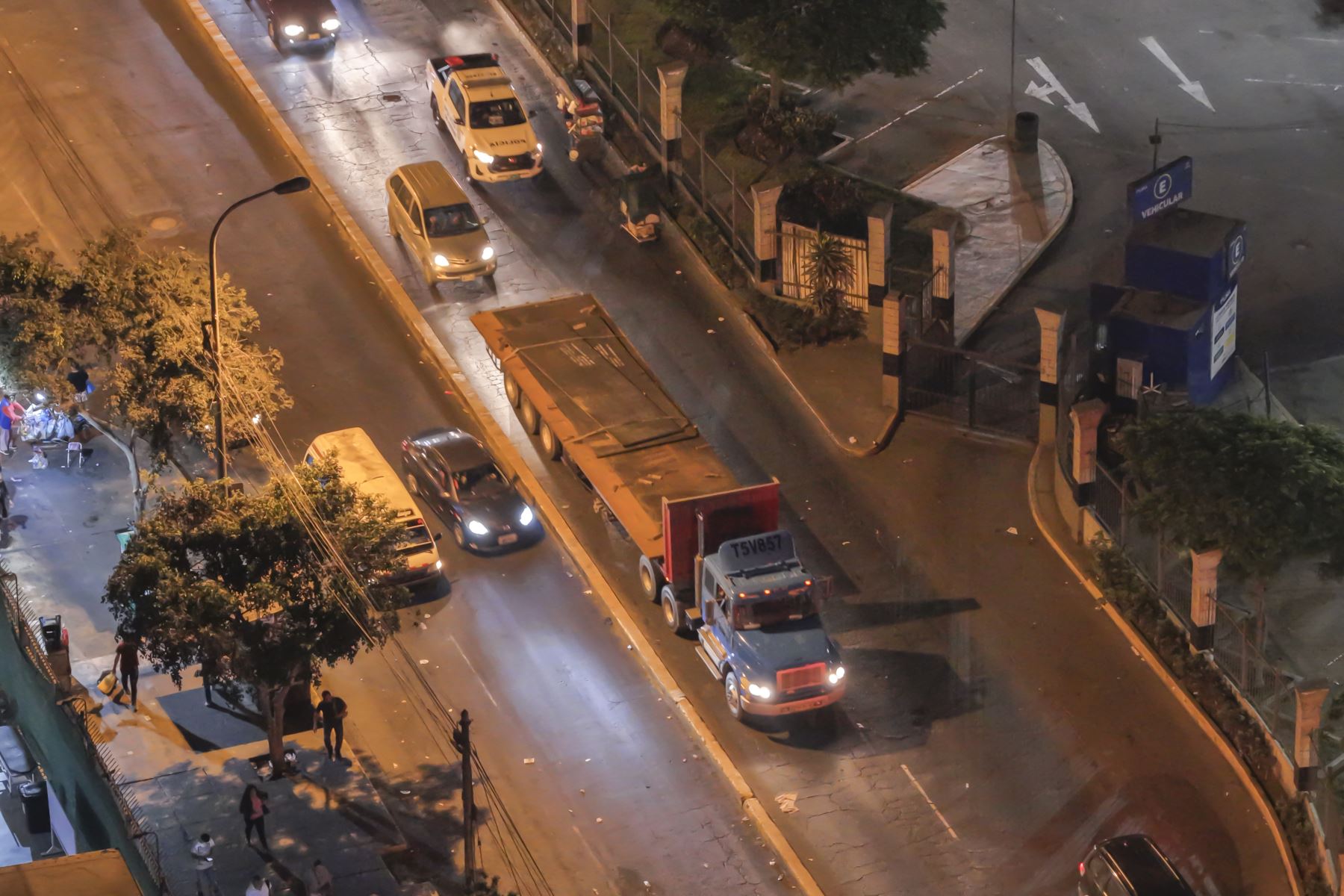 La Municipalidad Metropolitana de Lima evalúa un marco legal para que camiones y vehículos de carga pesada circulen únicamente en horario nocturno con el objetivo de mejorar el tránsito en la capital. El alcalde de Lima, Renzo Reggiardo, mostró su disposición a dialogar con los representantes del gremio sobre esta iniciativa. Foto: ANDINA/Jhonel Rodríguez Robles