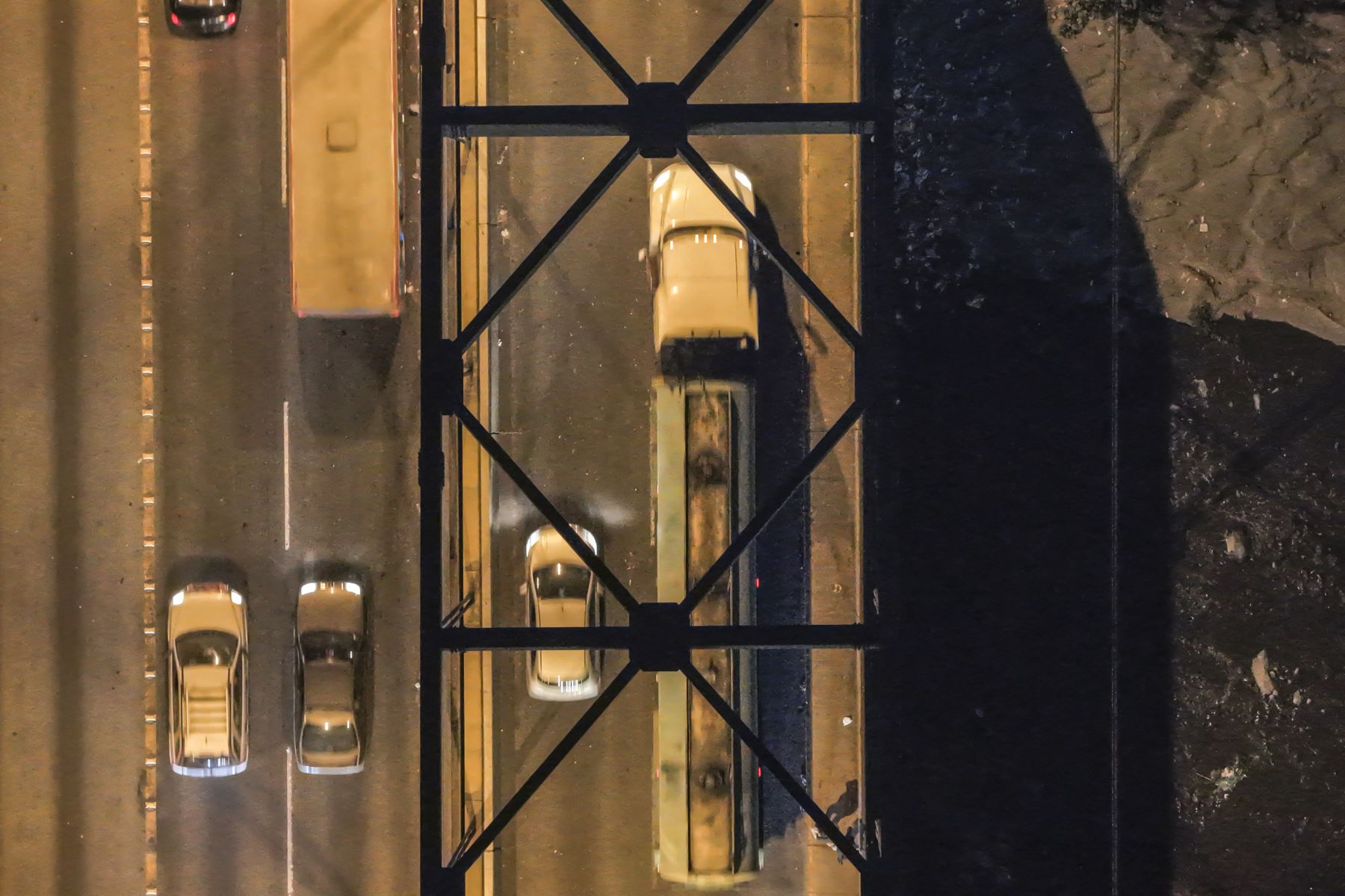 La Municipalidad Metropolitana de Lima evalúa un marco legal para que camiones y vehículos de carga pesada circulen únicamente en horario nocturno con el objetivo de mejorar el tránsito en la capital. El alcalde de Lima, Renzo Reggiardo, mostró su disposición a dialogar con los representantes del gremio sobre esta iniciativa. Foto: ANDINA/Jhonel Rodríguez Robles