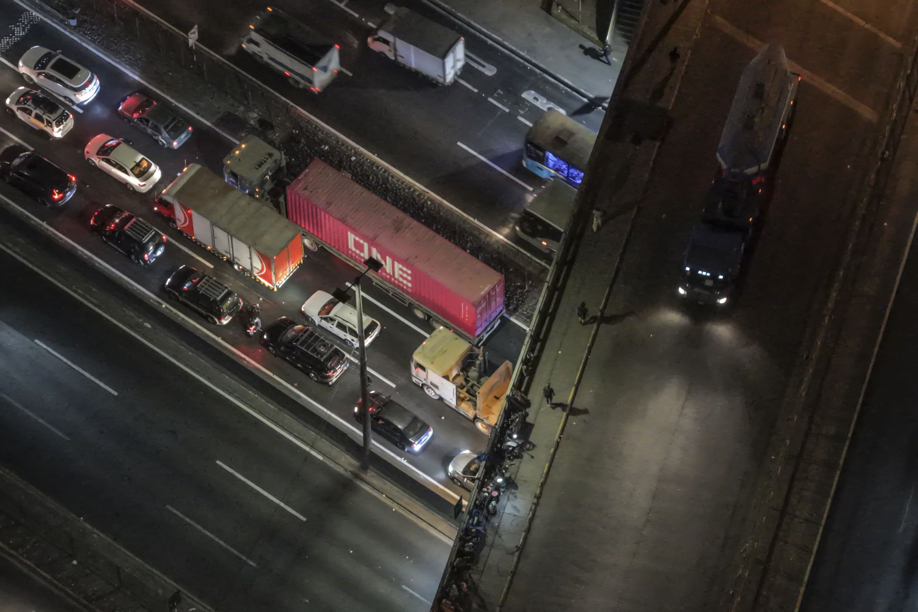 La Municipalidad Metropolitana de Lima evalúa un marco legal para que camiones y vehículos de carga pesada circulen únicamente en horario nocturno con el objetivo de mejorar el tránsito en la capital. El alcalde de Lima, Renzo Reggiardo, mostró su disposición a dialogar con los representantes del gremio sobre esta iniciativa. Foto: ANDINA/Jhonel Rodríguez Robles