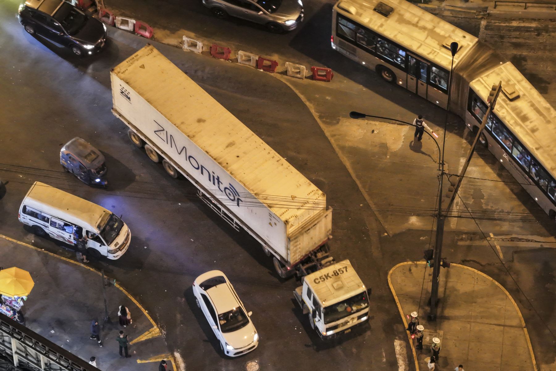 La Municipalidad Metropolitana de Lima evalúa un marco legal para que camiones y vehículos de carga pesada circulen únicamente en horario nocturno con el objetivo de mejorar el tránsito en la capital. El alcalde de Lima, Renzo Reggiardo, mostró su disposición a dialogar con los representantes del gremio sobre esta iniciativa. Foto: ANDINA/Jhonel Rodríguez Robles